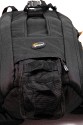 LOWEPRO PRIMUS MINIMUS\n\nFoto und Text von HSR-FOTO.de - VIELEN DANK!\n\nKommentar:\n\nHallo,\n \nich glaube der Primus Minimus von Lowepro fehlt noch in der Sammlung. Hier noch meine Eindrcke:\n \nWichtig war mir ein Rucksack, der auch fr lngere Touren gut geeignet ist und Platz fr die Nicht-Foto-Ausrstung bietet. Hierfr scheint der Lowepro Primus Minimus ideal zu sein: Relativ leicht, "klein", viel sinnvoller Platz und ein Stativ passt auch noch ran (wird auen mit Zurriemen befestigt). Leider passt beim Primus Minimus meine 5Dmk2 eher schlecht durch die Seitenffnung. Aber sie passt. Als Schnellzugriff kann dies dann allerdings nicht mehr bezeichnen. Es ist eben etwas hakelig. Die 400D meiner Freundin passt hingegen sehr gut durch. Ich den nchsten Tagen kommt noch der normale Primus AW. Dann kann ich vergleichen, ob der Seitenzugriff besser mit der 5D zu nutzen ist. Erwhnen mchte ihc noch, dass das Obere Fach von hinten zu erreichen ist und fr den Zugriff die "Untersttzungsgurte" fr die Schultergurte geffnet werden mssen.  Langfinger knnten leichtes Spiel haben, wegen des sehr langen Stiels am Reiverschluss fr das Seitenfach. Hier werde ich mir noch etwas passendes fr die Stadt berlegen.  Im oberen Fach haben locker mein 430EX und ein 70-200L platz und es ist immer noch Luft fr beispielsweise einen dnnen Pulli oder eine Brotdose. Die Jacke kann man bequem quer im aufliegenden Fach transportieren.\nWenn man den Rucksack mit meiner Ausrstung (5Dmk2, 17-40L, 85L, 28-75, 430EX und 70-200L4) trgt, sollte man den Spanngurt ber den Schultergurten krftig anziehen, den verschiebbaren Klipp zwischen den Schultergurten schlieen. Allein hierdurch werden die Schultern merklich entlastet. Wird nun noch der Beckengurt geschlossen, kann man schn lang wandern/bummeln/wasauchimmer und bekommt keine Rckenschmerzen. Auf lngeren Touren ist mein Tamrac Velocity 9x hier sehr unbequem, dafr aber sehr schnell zu nutzen.\n \nGru,\nHSR-FOTO.de