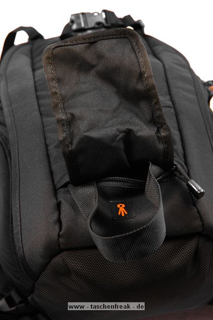 LOWEPRO PRIMUS MINIMUS\n\nFoto und Text von HSR-FOTO.de - VIELEN DANK!\n\nKommentar:\n\nHallo,\n \nich glaube der Primus Minimus von Lowepro fehlt noch in der Sammlung. Hier noch meine Eindrcke:\n \nWichtig war mir ein Rucksack, der auch fr lngere Touren gut geeignet ist und Platz fr die Nicht-Foto-Ausrstung bietet. Hierfr scheint der Lowepro Primus Minimus ideal zu sein: Relativ leicht, "klein", viel sinnvoller Platz und ein Stativ passt auch noch ran (wird auen mit Zurriemen befestigt). Leider passt beim Primus Minimus meine 5Dmk2 eher schlecht durch die Seitenffnung. Aber sie passt. Als Schnellzugriff kann dies dann allerdings nicht mehr bezeichnen. Es ist eben etwas hakelig. Die 400D meiner Freundin passt hingegen sehr gut durch. Ich den nchsten Tagen kommt noch der normale Primus AW. Dann kann ich vergleichen, ob der Seitenzugriff besser mit der 5D zu nutzen ist. Erwhnen mchte ihc noch, dass das Obere Fach von hinten zu erreichen ist und fr den Zugriff die "Untersttzungsgurte" fr die Schultergurte geffnet werden mssen.  Langfinger knnten leichtes Spiel haben, wegen des sehr langen Stiels am Reiverschluss fr das Seitenfach. Hier werde ich mir noch etwas passendes fr die Stadt berlegen.  Im oberen Fach haben locker mein 430EX und ein 70-200L platz und es ist immer noch Luft fr beispielsweise einen dnnen Pulli oder eine Brotdose. Die Jacke kann man bequem quer im aufliegenden Fach transportieren.\nWenn man den Rucksack mit meiner Ausrstung (5Dmk2, 17-40L, 85L, 28-75, 430EX und 70-200L4) trgt, sollte man den Spanngurt ber den Schultergurten krftig anziehen, den verschiebbaren Klipp zwischen den Schultergurten schlieen. Allein hierdurch werden die Schultern merklich entlastet. Wird nun noch der Beckengurt geschlossen, kann man schn lang wandern/bummeln/wasauchimmer und bekommt keine Rckenschmerzen. Auf lngeren Touren ist mein Tamrac Velocity 9x hier sehr unbequem, dafr aber sehr schnell zu nutzen.\n \nGru,\nHSR-FOTO.de
