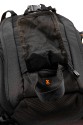 LOWEPRO PRIMUS MINIMUS\n\nFoto und Text von HSR-FOTO.de - VIELEN DANK!\n\nKommentar:\n\nHallo,\n \nich glaube der Primus Minimus von Lowepro fehlt noch in der Sammlung. Hier noch meine Eindrcke:\n \nWichtig war mir ein Rucksack, der auch fr lngere Touren gut geeignet ist und Platz fr die Nicht-Foto-Ausrstung bietet. Hierfr scheint der Lowepro Primus Minimus ideal zu sein: Relativ leicht, "klein", viel sinnvoller Platz und ein Stativ passt auch noch ran (wird auen mit Zurriemen befestigt). Leider passt beim Primus Minimus meine 5Dmk2 eher schlecht durch die Seitenffnung. Aber sie passt. Als Schnellzugriff kann dies dann allerdings nicht mehr bezeichnen. Es ist eben etwas hakelig. Die 400D meiner Freundin passt hingegen sehr gut durch. Ich den nchsten Tagen kommt noch der normale Primus AW. Dann kann ich vergleichen, ob der Seitenzugriff besser mit der 5D zu nutzen ist. Erwhnen mchte ihc noch, dass das Obere Fach von hinten zu erreichen ist und fr den Zugriff die "Untersttzungsgurte" fr die Schultergurte geffnet werden mssen.  Langfinger knnten leichtes Spiel haben, wegen des sehr langen Stiels am Reiverschluss fr das Seitenfach. Hier werde ich mir noch etwas passendes fr die Stadt berlegen.  Im oberen Fach haben locker mein 430EX und ein 70-200L platz und es ist immer noch Luft fr beispielsweise einen dnnen Pulli oder eine Brotdose. Die Jacke kann man bequem quer im aufliegenden Fach transportieren.\nWenn man den Rucksack mit meiner Ausrstung (5Dmk2, 17-40L, 85L, 28-75, 430EX und 70-200L4) trgt, sollte man den Spanngurt ber den Schultergurten krftig anziehen, den verschiebbaren Klipp zwischen den Schultergurten schlieen. Allein hierdurch werden die Schultern merklich entlastet. Wird nun noch der Beckengurt geschlossen, kann man schn lang wandern/bummeln/wasauchimmer und bekommt keine Rckenschmerzen. Auf lngeren Touren ist mein Tamrac Velocity 9x hier sehr unbequem, dafr aber sehr schnell zu nutzen.\n \nGru,\nHSR-FOTO.de