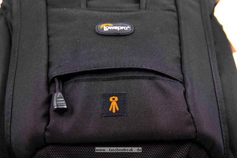 LOWEPRO PRIMUS MINIMUS\n\nFoto und Text von HSR-FOTO.de - VIELEN DANK!\n\nKommentar:\n\nHallo,\n \nich glaube der Primus Minimus von Lowepro fehlt noch in der Sammlung. Hier noch meine Eindrcke:\n \nWichtig war mir ein Rucksack, der auch fr lngere Touren gut geeignet ist und Platz fr die Nicht-Foto-Ausrstung bietet. Hierfr scheint der Lowepro Primus Minimus ideal zu sein: Relativ leicht, "klein", viel sinnvoller Platz und ein Stativ passt auch noch ran (wird auen mit Zurriemen befestigt). Leider passt beim Primus Minimus meine 5Dmk2 eher schlecht durch die Seitenffnung. Aber sie passt. Als Schnellzugriff kann dies dann allerdings nicht mehr bezeichnen. Es ist eben etwas hakelig. Die 400D meiner Freundin passt hingegen sehr gut durch. Ich den nchsten Tagen kommt noch der normale Primus AW. Dann kann ich vergleichen, ob der Seitenzugriff besser mit der 5D zu nutzen ist. Erwhnen mchte ihc noch, dass das Obere Fach von hinten zu erreichen ist und fr den Zugriff die "Untersttzungsgurte" fr die Schultergurte geffnet werden mssen.  Langfinger knnten leichtes Spiel haben, wegen des sehr langen Stiels am Reiverschluss fr das Seitenfach. Hier werde ich mir noch etwas passendes fr die Stadt berlegen.  Im oberen Fach haben locker mein 430EX und ein 70-200L platz und es ist immer noch Luft fr beispielsweise einen dnnen Pulli oder eine Brotdose. Die Jacke kann man bequem quer im aufliegenden Fach transportieren.\nWenn man den Rucksack mit meiner Ausrstung (5Dmk2, 17-40L, 85L, 28-75, 430EX und 70-200L4) trgt, sollte man den Spanngurt ber den Schultergurten krftig anziehen, den verschiebbaren Klipp zwischen den Schultergurten schlieen. Allein hierdurch werden die Schultern merklich entlastet. Wird nun noch der Beckengurt geschlossen, kann man schn lang wandern/bummeln/wasauchimmer und bekommt keine Rckenschmerzen. Auf lngeren Touren ist mein Tamrac Velocity 9x hier sehr unbequem, dafr aber sehr schnell zu nutzen.\n \nGru,\nHSR-FOTO.de