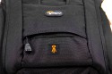 LOWEPRO PRIMUS MINIMUS\n\nFoto und Text von HSR-FOTO.de - VIELEN DANK!\n\nKommentar:\n\nHallo,\n \nich glaube der Primus Minimus von Lowepro fehlt noch in der Sammlung. Hier noch meine Eindrcke:\n \nWichtig war mir ein Rucksack, der auch fr lngere Touren gut geeignet ist und Platz fr die Nicht-Foto-Ausrstung bietet. Hierfr scheint der Lowepro Primus Minimus ideal zu sein: Relativ leicht, "klein", viel sinnvoller Platz und ein Stativ passt auch noch ran (wird auen mit Zurriemen befestigt). Leider passt beim Primus Minimus meine 5Dmk2 eher schlecht durch die Seitenffnung. Aber sie passt. Als Schnellzugriff kann dies dann allerdings nicht mehr bezeichnen. Es ist eben etwas hakelig. Die 400D meiner Freundin passt hingegen sehr gut durch. Ich den nchsten Tagen kommt noch der normale Primus AW. Dann kann ich vergleichen, ob der Seitenzugriff besser mit der 5D zu nutzen ist. Erwhnen mchte ihc noch, dass das Obere Fach von hinten zu erreichen ist und fr den Zugriff die "Untersttzungsgurte" fr die Schultergurte geffnet werden mssen.  Langfinger knnten leichtes Spiel haben, wegen des sehr langen Stiels am Reiverschluss fr das Seitenfach. Hier werde ich mir noch etwas passendes fr die Stadt berlegen.  Im oberen Fach haben locker mein 430EX und ein 70-200L platz und es ist immer noch Luft fr beispielsweise einen dnnen Pulli oder eine Brotdose. Die Jacke kann man bequem quer im aufliegenden Fach transportieren.\nWenn man den Rucksack mit meiner Ausrstung (5Dmk2, 17-40L, 85L, 28-75, 430EX und 70-200L4) trgt, sollte man den Spanngurt ber den Schultergurten krftig anziehen, den verschiebbaren Klipp zwischen den Schultergurten schlieen. Allein hierdurch werden die Schultern merklich entlastet. Wird nun noch der Beckengurt geschlossen, kann man schn lang wandern/bummeln/wasauchimmer und bekommt keine Rckenschmerzen. Auf lngeren Touren ist mein Tamrac Velocity 9x hier sehr unbequem, dafr aber sehr schnell zu nutzen.\n \nGru,\nHSR-FOTO.de