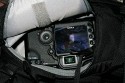 LOWEPRO PRIMUS MINIMUS\n\nFoto und Text von HSR-FOTO.de - VIELEN DANK!\n\nKommentar:\n\nHallo,\n \nich glaube der Primus Minimus von Lowepro fehlt noch in der Sammlung. Hier noch meine Eindrcke:\n \nWichtig war mir ein Rucksack, der auch fr lngere Touren gut geeignet ist und Platz fr die Nicht-Foto-Ausrstung bietet. Hierfr scheint der Lowepro Primus Minimus ideal zu sein: Relativ leicht, "klein", viel sinnvoller Platz und ein Stativ passt auch noch ran (wird auen mit Zurriemen befestigt). Leider passt beim Primus Minimus meine 5Dmk2 eher schlecht durch die Seitenffnung. Aber sie passt. Als Schnellzugriff kann dies dann allerdings nicht mehr bezeichnen. Es ist eben etwas hakelig. Die 400D meiner Freundin passt hingegen sehr gut durch. Ich den nchsten Tagen kommt noch der normale Primus AW. Dann kann ich vergleichen, ob der Seitenzugriff besser mit der 5D zu nutzen ist. Erwhnen mchte ihc noch, dass das Obere Fach von hinten zu erreichen ist und fr den Zugriff die "Untersttzungsgurte" fr die Schultergurte geffnet werden mssen.  Langfinger knnten leichtes Spiel haben, wegen des sehr langen Stiels am Reiverschluss fr das Seitenfach. Hier werde ich mir noch etwas passendes fr die Stadt berlegen.  Im oberen Fach haben locker mein 430EX und ein 70-200L platz und es ist immer noch Luft fr beispielsweise einen dnnen Pulli oder eine Brotdose. Die Jacke kann man bequem quer im aufliegenden Fach transportieren.\nWenn man den Rucksack mit meiner Ausrstung (5Dmk2, 17-40L, 85L, 28-75, 430EX und 70-200L4) trgt, sollte man den Spanngurt ber den Schultergurten krftig anziehen, den verschiebbaren Klipp zwischen den Schultergurten schlieen. Allein hierdurch werden die Schultern merklich entlastet. Wird nun noch der Beckengurt geschlossen, kann man schn lang wandern/bummeln/wasauchimmer und bekommt keine Rckenschmerzen. Auf lngeren Touren ist mein Tamrac Velocity 9x hier sehr unbequem, dafr aber sehr schnell zu nutzen.\n \nGru,\nHSR-FOTO.de