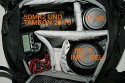 LOWEPRO PRIMUS MINIMUS\n\nFoto und Text von HSR-FOTO.de - VIELEN DANK!\n\nKommentar:\n\nHallo,\n \nich glaube der Primus Minimus von Lowepro fehlt noch in der Sammlung. Hier noch meine Eindrcke:\n \nWichtig war mir ein Rucksack, der auch fr lngere Touren gut geeignet ist und Platz fr die Nicht-Foto-Ausrstung bietet. Hierfr scheint der Lowepro Primus Minimus ideal zu sein: Relativ leicht, "klein", viel sinnvoller Platz und ein Stativ passt auch noch ran (wird auen mit Zurriemen befestigt). Leider passt beim Primus Minimus meine 5Dmk2 eher schlecht durch die Seitenffnung. Aber sie passt. Als Schnellzugriff kann dies dann allerdings nicht mehr bezeichnen. Es ist eben etwas hakelig. Die 400D meiner Freundin passt hingegen sehr gut durch. Ich den nchsten Tagen kommt noch der normale Primus AW. Dann kann ich vergleichen, ob der Seitenzugriff besser mit der 5D zu nutzen ist. Erwhnen mchte ihc noch, dass das Obere Fach von hinten zu erreichen ist und fr den Zugriff die "Untersttzungsgurte" fr die Schultergurte geffnet werden mssen.  Langfinger knnten leichtes Spiel haben, wegen des sehr langen Stiels am Reiverschluss fr das Seitenfach. Hier werde ich mir noch etwas passendes fr die Stadt berlegen.  Im oberen Fach haben locker mein 430EX und ein 70-200L platz und es ist immer noch Luft fr beispielsweise einen dnnen Pulli oder eine Brotdose. Die Jacke kann man bequem quer im aufliegenden Fach transportieren.\nWenn man den Rucksack mit meiner Ausrstung (5Dmk2, 17-40L, 85L, 28-75, 430EX und 70-200L4) trgt, sollte man den Spanngurt ber den Schultergurten krftig anziehen, den verschiebbaren Klipp zwischen den Schultergurten schlieen. Allein hierdurch werden die Schultern merklich entlastet. Wird nun noch der Beckengurt geschlossen, kann man schn lang wandern/bummeln/wasauchimmer und bekommt keine Rckenschmerzen. Auf lngeren Touren ist mein Tamrac Velocity 9x hier sehr unbequem, dafr aber sehr schnell zu nutzen.\n \nGru,\nHSR-FOTO.de