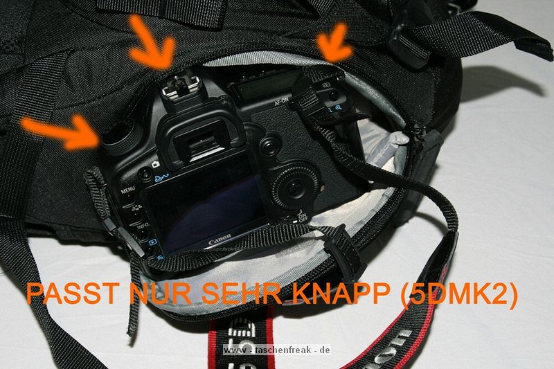 LOWEPRO PRIMUS MINIMUS\n\nFoto und Text von HSR-FOTO.de - VIELEN DANK!\n\nKommentar:\n\nHallo,\n \nich glaube der Primus Minimus von Lowepro fehlt noch in der Sammlung. Hier noch meine Eindrcke:\n \nWichtig war mir ein Rucksack, der auch fr lngere Touren gut geeignet ist und Platz fr die Nicht-Foto-Ausrstung bietet. Hierfr scheint der Lowepro Primus Minimus ideal zu sein: Relativ leicht, "klein", viel sinnvoller Platz und ein Stativ passt auch noch ran (wird auen mit Zurriemen befestigt). Leider passt beim Primus Minimus meine 5Dmk2 eher schlecht durch die Seitenffnung. Aber sie passt. Als Schnellzugriff kann dies dann allerdings nicht mehr bezeichnen. Es ist eben etwas hakelig. Die 400D meiner Freundin passt hingegen sehr gut durch. Ich den nchsten Tagen kommt noch der normale Primus AW. Dann kann ich vergleichen, ob der Seitenzugriff besser mit der 5D zu nutzen ist. Erwhnen mchte ihc noch, dass das Obere Fach von hinten zu erreichen ist und fr den Zugriff die "Untersttzungsgurte" fr die Schultergurte geffnet werden mssen.  Langfinger knnten leichtes Spiel haben, wegen des sehr langen Stiels am Reiverschluss fr das Seitenfach. Hier werde ich mir noch etwas passendes fr die Stadt berlegen.  Im oberen Fach haben locker mein 430EX und ein 70-200L platz und es ist immer noch Luft fr beispielsweise einen dnnen Pulli oder eine Brotdose. Die Jacke kann man bequem quer im aufliegenden Fach transportieren.\nWenn man den Rucksack mit meiner Ausrstung (5Dmk2, 17-40L, 85L, 28-75, 430EX und 70-200L4) trgt, sollte man den Spanngurt ber den Schultergurten krftig anziehen, den verschiebbaren Klipp zwischen den Schultergurten schlieen. Allein hierdurch werden die Schultern merklich entlastet. Wird nun noch der Beckengurt geschlossen, kann man schn lang wandern/bummeln/wasauchimmer und bekommt keine Rckenschmerzen. Auf lngeren Touren ist mein Tamrac Velocity 9x hier sehr unbequem, dafr aber sehr schnell zu nutzen.\n \nGru,\nHSR-FOTO.de