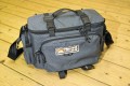 Foto von Ralf Neumann - 1000 DANK DAFR!\n\nKommentar des Nutzers:\n\nLowepro Pro 35\nber diese Tasche gibt es kaum Infos. Sie stammt aus der Zeit als die Firma noch Lowe-Pro (mit Bindestrich) hie, ist ungefhr so gro wie die frhen Magnum 35 und hat eine hnliche Ausstattung (vielleicht ein Vorgnger?). Interessant ist die Hhe, auch mit angesetztem Batteriefach passen groe DSLR hinein. \nNachteil ist der nicht berlappende Deckel, durch den offen liegenden Reiverschluss ist der Innenraum nicht optimal vor Regen geschtzt. Ist in der Bucht in der Regel unter 20 Euro zu haben. Wenn man viel Platz braucht und auf Ausstattung verzichten kann, ist die Tasche eine Alternative, vor allem auch fr Mittelformat. An der Verarbeitung gibt es nichts auszusetzen. \nMade in Ireland.