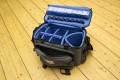 Foto von Ralf Neumann - 1000 DANK DAFR!\n\nKommentar des Nutzers:\n\nLowepro Pro 35\nber diese Tasche gibt es kaum Infos. Sie stammt aus der Zeit als die Firma noch Lowe-Pro (mit Bindestrich) hie, ist ungefhr so gro wie die frhen Magnum 35 und hat eine hnliche Ausstattung (vielleicht ein Vorgnger?). Interessant ist die Hhe, auch mit angesetztem Batteriefach passen groe DSLR hinein. \nNachteil ist der nicht berlappende Deckel, durch den offen liegenden Reiverschluss ist der Innenraum nicht optimal vor Regen geschtzt. Ist in der Bucht in der Regel unter 20 Euro zu haben. Wenn man viel Platz braucht und auf Ausstattung verzichten kann, ist die Tasche eine Alternative, vor allem auch fr Mittelformat. An der Verarbeitung gibt es nichts auszusetzen. \nMade in Ireland.