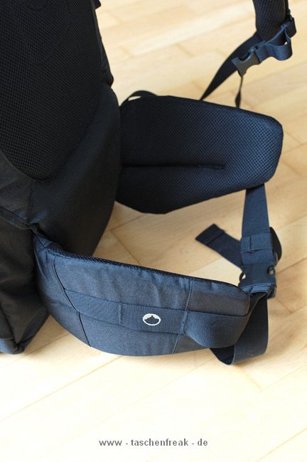 LOWEPRO PRO RUNNER 450 AW\n\nFoto und Text von Sebastian Seth - VIELEN DANK!\n\nKommentar:\n\nier ein kurzer Review zum Lowepro Pro Runner 450 AW:\n \nDer Rucksack ist Lowepro-gewohnt sehr gut verarbeitet und hinterlsst den ersten Eindruck: Sehr leicht und gro!\nDas Tragesystem lsst sich einfach und gut einstellen, sodass der Rucksack auch vollgepackt (!) sehr angenehm zu tragen ist. Der Hftgurt lsst sich hinter dem Rckenpolster verstauen, die Riemen jedoch nicht. Stattdessen kann man diese quasi umkrempeln und auf die Vorderseite ziehen, sodass ein recht kompaktes Format zum Verstauen in Gepckfchern ermglicht wird.\nDie Stativhalterung ist abnehmbar und in zwei verschiedenen Positionen an der Vorderseite oder einer der Seiten ber Sliplock-Schlaufen, die fast berall am Rucksack zu finden sind, befestigen. Fr kompaktere Stative schliet die Halterung so bndig mit dem Rucksack unten ab, sodass dieser noch aufrecht stehen kann. Fr lngere Stative oder ausgedehnte Mrsche kann die Halterung hngend am Rucksack befestigt werden, sodass der Schwerpunkt des Stativs deutlich niedriger ist und weniger Schaukeln des Stativs zu erwarten ist. Fixiert wird das Stativ zustzlich ber drei Gurtschlaufen, von denen zwei am Deckel angebracht sind, der Dritte oben unter dem Griff in einer kleinen Extratasche. Den obersten Gurt muss man allerdings lsen, wenn das Hauptfach geffnet werden soll.\nDas AW-Cover ist auch Lowepro-typisch, ich habe es nicht extra ausgepackt und fotografiert.\nZusatzfcher finden sich auf der Vorderseite (ein kleines und ein groes mit Ordnereinteilung fr Papier und Kleinkram) und an einer Seite (Trinkflaschennetz). Zwischen Hauptfach und Rckenpolsterung ist noch das gut gepolsterte Notebook-Fach. Hier passt tatschlich auch ein groes Notebook rein, getestet sogar das Dell 1720 mit 9-Zellen-Akku.\nInnen im Deckel des Hauptfaches sind verschiedene kleinere Reiverschlusstaschen fr Filter, Akkus, Speicherkarten und sonstiges Zubehr. Die Fcher sind dabei halbtransparent, auf den Bildern sieht man u.a. ein Case fr 77mm Filter durchscheinen.\nDas Hauptfach lsst sich ber die beiliegenden Teiler recht flexibel einrichten und ist ein Platzwunder! Zu Testzwecken habe ich den Rucksack recht locker bepackt mit\nF5 mit angesetztem 28-70mm/3.5-4.5, 300mm/2.8, 80-200mm/2.8, 105mm/2.8, 28-70mm/2.8, 14-24mm/2.8, TC-20E und 16mm/2.8 bereinander, Sb-25, abmontierter Stativhalterung und etwas Zubehr.\nDie Hhe des Faches ist dabei optimal auf Profi-Gehuse bzw. Gehuse mit BG ausgelegt und erlaubt das aufrechte Stellen der meisten Objektive.\n \nAlso rundum ein hervorragender Rucksack fr den Transport mittelgroer bis groer Ausrstungen inklusive (auch greren) Stativen und Full-size Notebook bei sehr gutem Tragekomfort.\n \nSebastian