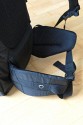 LOWEPRO PRO RUNNER 450 AW\n\nFoto und Text von Sebastian Seth - VIELEN DANK!\n\nKommentar:\n\nier ein kurzer Review zum Lowepro Pro Runner 450 AW:\n \nDer Rucksack ist Lowepro-gewohnt sehr gut verarbeitet und hinterlsst den ersten Eindruck: Sehr leicht und gro!\nDas Tragesystem lsst sich einfach und gut einstellen, sodass der Rucksack auch vollgepackt (!) sehr angenehm zu tragen ist. Der Hftgurt lsst sich hinter dem Rckenpolster verstauen, die Riemen jedoch nicht. Stattdessen kann man diese quasi umkrempeln und auf die Vorderseite ziehen, sodass ein recht kompaktes Format zum Verstauen in Gepckfchern ermglicht wird.\nDie Stativhalterung ist abnehmbar und in zwei verschiedenen Positionen an der Vorderseite oder einer der Seiten ber Sliplock-Schlaufen, die fast berall am Rucksack zu finden sind, befestigen. Fr kompaktere Stative schliet die Halterung so bndig mit dem Rucksack unten ab, sodass dieser noch aufrecht stehen kann. Fr lngere Stative oder ausgedehnte Mrsche kann die Halterung hngend am Rucksack befestigt werden, sodass der Schwerpunkt des Stativs deutlich niedriger ist und weniger Schaukeln des Stativs zu erwarten ist. Fixiert wird das Stativ zustzlich ber drei Gurtschlaufen, von denen zwei am Deckel angebracht sind, der Dritte oben unter dem Griff in einer kleinen Extratasche. Den obersten Gurt muss man allerdings lsen, wenn das Hauptfach geffnet werden soll.\nDas AW-Cover ist auch Lowepro-typisch, ich habe es nicht extra ausgepackt und fotografiert.\nZusatzfcher finden sich auf der Vorderseite (ein kleines und ein groes mit Ordnereinteilung fr Papier und Kleinkram) und an einer Seite (Trinkflaschennetz). Zwischen Hauptfach und Rckenpolsterung ist noch das gut gepolsterte Notebook-Fach. Hier passt tatschlich auch ein groes Notebook rein, getestet sogar das Dell 1720 mit 9-Zellen-Akku.\nInnen im Deckel des Hauptfaches sind verschiedene kleinere Reiverschlusstaschen fr Filter, Akkus, Speicherkarten und sonstiges Zubehr. Die Fcher sind dabei halbtransparent, auf den Bildern sieht man u.a. ein Case fr 77mm Filter durchscheinen.\nDas Hauptfach lsst sich ber die beiliegenden Teiler recht flexibel einrichten und ist ein Platzwunder! Zu Testzwecken habe ich den Rucksack recht locker bepackt mit\nF5 mit angesetztem 28-70mm/3.5-4.5, 300mm/2.8, 80-200mm/2.8, 105mm/2.8, 28-70mm/2.8, 14-24mm/2.8, TC-20E und 16mm/2.8 bereinander, Sb-25, abmontierter Stativhalterung und etwas Zubehr.\nDie Hhe des Faches ist dabei optimal auf Profi-Gehuse bzw. Gehuse mit BG ausgelegt und erlaubt das aufrechte Stellen der meisten Objektive.\n \nAlso rundum ein hervorragender Rucksack fr den Transport mittelgroer bis groer Ausrstungen inklusive (auch greren) Stativen und Full-size Notebook bei sehr gutem Tragekomfort.\n \nSebastian
