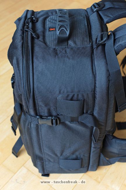 LOWEPRO PRO RUNNER 450 AW\n\nFoto und Text von Sebastian Seth - VIELEN DANK!\n\nKommentar:\n\nier ein kurzer Review zum Lowepro Pro Runner 450 AW:\n \nDer Rucksack ist Lowepro-gewohnt sehr gut verarbeitet und hinterlsst den ersten Eindruck: Sehr leicht und gro!\nDas Tragesystem lsst sich einfach und gut einstellen, sodass der Rucksack auch vollgepackt (!) sehr angenehm zu tragen ist. Der Hftgurt lsst sich hinter dem Rckenpolster verstauen, die Riemen jedoch nicht. Stattdessen kann man diese quasi umkrempeln und auf die Vorderseite ziehen, sodass ein recht kompaktes Format zum Verstauen in Gepckfchern ermglicht wird.\nDie Stativhalterung ist abnehmbar und in zwei verschiedenen Positionen an der Vorderseite oder einer der Seiten ber Sliplock-Schlaufen, die fast berall am Rucksack zu finden sind, befestigen. Fr kompaktere Stative schliet die Halterung so bndig mit dem Rucksack unten ab, sodass dieser noch aufrecht stehen kann. Fr lngere Stative oder ausgedehnte Mrsche kann die Halterung hngend am Rucksack befestigt werden, sodass der Schwerpunkt des Stativs deutlich niedriger ist und weniger Schaukeln des Stativs zu erwarten ist. Fixiert wird das Stativ zustzlich ber drei Gurtschlaufen, von denen zwei am Deckel angebracht sind, der Dritte oben unter dem Griff in einer kleinen Extratasche. Den obersten Gurt muss man allerdings lsen, wenn das Hauptfach geffnet werden soll.\nDas AW-Cover ist auch Lowepro-typisch, ich habe es nicht extra ausgepackt und fotografiert.\nZusatzfcher finden sich auf der Vorderseite (ein kleines und ein groes mit Ordnereinteilung fr Papier und Kleinkram) und an einer Seite (Trinkflaschennetz). Zwischen Hauptfach und Rckenpolsterung ist noch das gut gepolsterte Notebook-Fach. Hier passt tatschlich auch ein groes Notebook rein, getestet sogar das Dell 1720 mit 9-Zellen-Akku.\nInnen im Deckel des Hauptfaches sind verschiedene kleinere Reiverschlusstaschen fr Filter, Akkus, Speicherkarten und sonstiges Zubehr. Die Fcher sind dabei halbtransparent, auf den Bildern sieht man u.a. ein Case fr 77mm Filter durchscheinen.\nDas Hauptfach lsst sich ber die beiliegenden Teiler recht flexibel einrichten und ist ein Platzwunder! Zu Testzwecken habe ich den Rucksack recht locker bepackt mit\nF5 mit angesetztem 28-70mm/3.5-4.5, 300mm/2.8, 80-200mm/2.8, 105mm/2.8, 28-70mm/2.8, 14-24mm/2.8, TC-20E und 16mm/2.8 bereinander, Sb-25, abmontierter Stativhalterung und etwas Zubehr.\nDie Hhe des Faches ist dabei optimal auf Profi-Gehuse bzw. Gehuse mit BG ausgelegt und erlaubt das aufrechte Stellen der meisten Objektive.\n \nAlso rundum ein hervorragender Rucksack fr den Transport mittelgroer bis groer Ausrstungen inklusive (auch greren) Stativen und Full-size Notebook bei sehr gutem Tragekomfort.\n \nSebastian