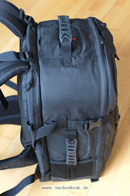 LOWEPRO PRO RUNNER 450 AW\n\nFoto und Text von Sebastian Seth - VIELEN DANK!\n\nKommentar:\n\nier ein kurzer Review zum Lowepro Pro Runner 450 AW:\n \nDer Rucksack ist Lowepro-gewohnt sehr gut verarbeitet und hinterlsst den ersten Eindruck: Sehr leicht und gro!\nDas Tragesystem lsst sich einfach und gut einstellen, sodass der Rucksack auch vollgepackt (!) sehr angenehm zu tragen ist. Der Hftgurt lsst sich hinter dem Rckenpolster verstauen, die Riemen jedoch nicht. Stattdessen kann man diese quasi umkrempeln und auf die Vorderseite ziehen, sodass ein recht kompaktes Format zum Verstauen in Gepckfchern ermglicht wird.\nDie Stativhalterung ist abnehmbar und in zwei verschiedenen Positionen an der Vorderseite oder einer der Seiten ber Sliplock-Schlaufen, die fast berall am Rucksack zu finden sind, befestigen. Fr kompaktere Stative schliet die Halterung so bndig mit dem Rucksack unten ab, sodass dieser noch aufrecht stehen kann. Fr lngere Stative oder ausgedehnte Mrsche kann die Halterung hngend am Rucksack befestigt werden, sodass der Schwerpunkt des Stativs deutlich niedriger ist und weniger Schaukeln des Stativs zu erwarten ist. Fixiert wird das Stativ zustzlich ber drei Gurtschlaufen, von denen zwei am Deckel angebracht sind, der Dritte oben unter dem Griff in einer kleinen Extratasche. Den obersten Gurt muss man allerdings lsen, wenn das Hauptfach geffnet werden soll.\nDas AW-Cover ist auch Lowepro-typisch, ich habe es nicht extra ausgepackt und fotografiert.\nZusatzfcher finden sich auf der Vorderseite (ein kleines und ein groes mit Ordnereinteilung fr Papier und Kleinkram) und an einer Seite (Trinkflaschennetz). Zwischen Hauptfach und Rckenpolsterung ist noch das gut gepolsterte Notebook-Fach. Hier passt tatschlich auch ein groes Notebook rein, getestet sogar das Dell 1720 mit 9-Zellen-Akku.\nInnen im Deckel des Hauptfaches sind verschiedene kleinere Reiverschlusstaschen fr Filter, Akkus, Speicherkarten und sonstiges Zubehr. Die Fcher sind dabei halbtransparent, auf den Bildern sieht man u.a. ein Case fr 77mm Filter durchscheinen.\nDas Hauptfach lsst sich ber die beiliegenden Teiler recht flexibel einrichten und ist ein Platzwunder! Zu Testzwecken habe ich den Rucksack recht locker bepackt mit\nF5 mit angesetztem 28-70mm/3.5-4.5, 300mm/2.8, 80-200mm/2.8, 105mm/2.8, 28-70mm/2.8, 14-24mm/2.8, TC-20E und 16mm/2.8 bereinander, Sb-25, abmontierter Stativhalterung und etwas Zubehr.\nDie Hhe des Faches ist dabei optimal auf Profi-Gehuse bzw. Gehuse mit BG ausgelegt und erlaubt das aufrechte Stellen der meisten Objektive.\n \nAlso rundum ein hervorragender Rucksack fr den Transport mittelgroer bis groer Ausrstungen inklusive (auch greren) Stativen und Full-size Notebook bei sehr gutem Tragekomfort.\n \nSebastian