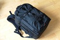 LOWEPRO PRO RUNNER 450 AW\n\nFoto und Text von Sebastian Seth - VIELEN DANK!\n\nKommentar:\n\nier ein kurzer Review zum Lowepro Pro Runner 450 AW:\n \nDer Rucksack ist Lowepro-gewohnt sehr gut verarbeitet und hinterlsst den ersten Eindruck: Sehr leicht und gro!\nDas Tragesystem lsst sich einfach und gut einstellen, sodass der Rucksack auch vollgepackt (!) sehr angenehm zu tragen ist. Der Hftgurt lsst sich hinter dem Rckenpolster verstauen, die Riemen jedoch nicht. Stattdessen kann man diese quasi umkrempeln und auf die Vorderseite ziehen, sodass ein recht kompaktes Format zum Verstauen in Gepckfchern ermglicht wird.\nDie Stativhalterung ist abnehmbar und in zwei verschiedenen Positionen an der Vorderseite oder einer der Seiten ber Sliplock-Schlaufen, die fast berall am Rucksack zu finden sind, befestigen. Fr kompaktere Stative schliet die Halterung so bndig mit dem Rucksack unten ab, sodass dieser noch aufrecht stehen kann. Fr lngere Stative oder ausgedehnte Mrsche kann die Halterung hngend am Rucksack befestigt werden, sodass der Schwerpunkt des Stativs deutlich niedriger ist und weniger Schaukeln des Stativs zu erwarten ist. Fixiert wird das Stativ zustzlich ber drei Gurtschlaufen, von denen zwei am Deckel angebracht sind, der Dritte oben unter dem Griff in einer kleinen Extratasche. Den obersten Gurt muss man allerdings lsen, wenn das Hauptfach geffnet werden soll.\nDas AW-Cover ist auch Lowepro-typisch, ich habe es nicht extra ausgepackt und fotografiert.\nZusatzfcher finden sich auf der Vorderseite (ein kleines und ein groes mit Ordnereinteilung fr Papier und Kleinkram) und an einer Seite (Trinkflaschennetz). Zwischen Hauptfach und Rckenpolsterung ist noch das gut gepolsterte Notebook-Fach. Hier passt tatschlich auch ein groes Notebook rein, getestet sogar das Dell 1720 mit 9-Zellen-Akku.\nInnen im Deckel des Hauptfaches sind verschiedene kleinere Reiverschlusstaschen fr Filter, Akkus, Speicherkarten und sonstiges Zubehr. Die Fcher sind dabei halbtransparent, auf den Bildern sieht man u.a. ein Case fr 77mm Filter durchscheinen.\nDas Hauptfach lsst sich ber die beiliegenden Teiler recht flexibel einrichten und ist ein Platzwunder! Zu Testzwecken habe ich den Rucksack recht locker bepackt mit\nF5 mit angesetztem 28-70mm/3.5-4.5, 300mm/2.8, 80-200mm/2.8, 105mm/2.8, 28-70mm/2.8, 14-24mm/2.8, TC-20E und 16mm/2.8 bereinander, Sb-25, abmontierter Stativhalterung und etwas Zubehr.\nDie Hhe des Faches ist dabei optimal auf Profi-Gehuse bzw. Gehuse mit BG ausgelegt und erlaubt das aufrechte Stellen der meisten Objektive.\n \nAlso rundum ein hervorragender Rucksack fr den Transport mittelgroer bis groer Ausrstungen inklusive (auch greren) Stativen und Full-size Notebook bei sehr gutem Tragekomfort.\n \nSebastian