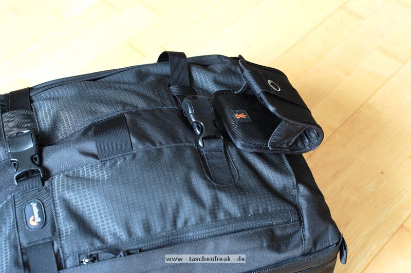 LOWEPRO PRO RUNNER 450 AW\n\nFoto und Text von Sebastian Seth - VIELEN DANK!\n\nKommentar:\n\nier ein kurzer Review zum Lowepro Pro Runner 450 AW:\n \nDer Rucksack ist Lowepro-gewohnt sehr gut verarbeitet und hinterlsst den ersten Eindruck: Sehr leicht und gro!\nDas Tragesystem lsst sich einfach und gut einstellen, sodass der Rucksack auch vollgepackt (!) sehr angenehm zu tragen ist. Der Hftgurt lsst sich hinter dem Rckenpolster verstauen, die Riemen jedoch nicht. Stattdessen kann man diese quasi umkrempeln und auf die Vorderseite ziehen, sodass ein recht kompaktes Format zum Verstauen in Gepckfchern ermglicht wird.\nDie Stativhalterung ist abnehmbar und in zwei verschiedenen Positionen an der Vorderseite oder einer der Seiten ber Sliplock-Schlaufen, die fast berall am Rucksack zu finden sind, befestigen. Fr kompaktere Stative schliet die Halterung so bndig mit dem Rucksack unten ab, sodass dieser noch aufrecht stehen kann. Fr lngere Stative oder ausgedehnte Mrsche kann die Halterung hngend am Rucksack befestigt werden, sodass der Schwerpunkt des Stativs deutlich niedriger ist und weniger Schaukeln des Stativs zu erwarten ist. Fixiert wird das Stativ zustzlich ber drei Gurtschlaufen, von denen zwei am Deckel angebracht sind, der Dritte oben unter dem Griff in einer kleinen Extratasche. Den obersten Gurt muss man allerdings lsen, wenn das Hauptfach geffnet werden soll.\nDas AW-Cover ist auch Lowepro-typisch, ich habe es nicht extra ausgepackt und fotografiert.\nZusatzfcher finden sich auf der Vorderseite (ein kleines und ein groes mit Ordnereinteilung fr Papier und Kleinkram) und an einer Seite (Trinkflaschennetz). Zwischen Hauptfach und Rckenpolsterung ist noch das gut gepolsterte Notebook-Fach. Hier passt tatschlich auch ein groes Notebook rein, getestet sogar das Dell 1720 mit 9-Zellen-Akku.\nInnen im Deckel des Hauptfaches sind verschiedene kleinere Reiverschlusstaschen fr Filter, Akkus, Speicherkarten und sonstiges Zubehr. Die Fcher sind dabei halbtransparent, auf den Bildern sieht man u.a. ein Case fr 77mm Filter durchscheinen.\nDas Hauptfach lsst sich ber die beiliegenden Teiler recht flexibel einrichten und ist ein Platzwunder! Zu Testzwecken habe ich den Rucksack recht locker bepackt mit\nF5 mit angesetztem 28-70mm/3.5-4.5, 300mm/2.8, 80-200mm/2.8, 105mm/2.8, 28-70mm/2.8, 14-24mm/2.8, TC-20E und 16mm/2.8 bereinander, Sb-25, abmontierter Stativhalterung und etwas Zubehr.\nDie Hhe des Faches ist dabei optimal auf Profi-Gehuse bzw. Gehuse mit BG ausgelegt und erlaubt das aufrechte Stellen der meisten Objektive.\n \nAlso rundum ein hervorragender Rucksack fr den Transport mittelgroer bis groer Ausrstungen inklusive (auch greren) Stativen und Full-size Notebook bei sehr gutem Tragekomfort.\n \nSebastian