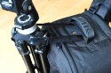 LOWEPRO PRO RUNNER 450 AW\n\nFoto und Text von Sebastian Seth - VIELEN DANK!\n\nKommentar:\n\nier ein kurzer Review zum Lowepro Pro Runner 450 AW:\n \nDer Rucksack ist Lowepro-gewohnt sehr gut verarbeitet und hinterlsst den ersten Eindruck: Sehr leicht und gro!\nDas Tragesystem lsst sich einfach und gut einstellen, sodass der Rucksack auch vollgepackt (!) sehr angenehm zu tragen ist. Der Hftgurt lsst sich hinter dem Rckenpolster verstauen, die Riemen jedoch nicht. Stattdessen kann man diese quasi umkrempeln und auf die Vorderseite ziehen, sodass ein recht kompaktes Format zum Verstauen in Gepckfchern ermglicht wird.\nDie Stativhalterung ist abnehmbar und in zwei verschiedenen Positionen an der Vorderseite oder einer der Seiten ber Sliplock-Schlaufen, die fast berall am Rucksack zu finden sind, befestigen. Fr kompaktere Stative schliet die Halterung so bndig mit dem Rucksack unten ab, sodass dieser noch aufrecht stehen kann. Fr lngere Stative oder ausgedehnte Mrsche kann die Halterung hngend am Rucksack befestigt werden, sodass der Schwerpunkt des Stativs deutlich niedriger ist und weniger Schaukeln des Stativs zu erwarten ist. Fixiert wird das Stativ zustzlich ber drei Gurtschlaufen, von denen zwei am Deckel angebracht sind, der Dritte oben unter dem Griff in einer kleinen Extratasche. Den obersten Gurt muss man allerdings lsen, wenn das Hauptfach geffnet werden soll.\nDas AW-Cover ist auch Lowepro-typisch, ich habe es nicht extra ausgepackt und fotografiert.\nZusatzfcher finden sich auf der Vorderseite (ein kleines und ein groes mit Ordnereinteilung fr Papier und Kleinkram) und an einer Seite (Trinkflaschennetz). Zwischen Hauptfach und Rckenpolsterung ist noch das gut gepolsterte Notebook-Fach. Hier passt tatschlich auch ein groes Notebook rein, getestet sogar das Dell 1720 mit 9-Zellen-Akku.\nInnen im Deckel des Hauptfaches sind verschiedene kleinere Reiverschlusstaschen fr Filter, Akkus, Speicherkarten und sonstiges Zubehr. Die Fcher sind dabei halbtransparent, auf den Bildern sieht man u.a. ein Case fr 77mm Filter durchscheinen.\nDas Hauptfach lsst sich ber die beiliegenden Teiler recht flexibel einrichten und ist ein Platzwunder! Zu Testzwecken habe ich den Rucksack recht locker bepackt mit\nF5 mit angesetztem 28-70mm/3.5-4.5, 300mm/2.8, 80-200mm/2.8, 105mm/2.8, 28-70mm/2.8, 14-24mm/2.8, TC-20E und 16mm/2.8 bereinander, Sb-25, abmontierter Stativhalterung und etwas Zubehr.\nDie Hhe des Faches ist dabei optimal auf Profi-Gehuse bzw. Gehuse mit BG ausgelegt und erlaubt das aufrechte Stellen der meisten Objektive.\n \nAlso rundum ein hervorragender Rucksack fr den Transport mittelgroer bis groer Ausrstungen inklusive (auch greren) Stativen und Full-size Notebook bei sehr gutem Tragekomfort.\n \nSebastian