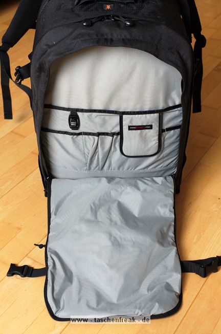 LOWEPRO PRO RUNNER 450 AW\n\nFoto und Text von Sebastian Seth - VIELEN DANK!\n\nKommentar:\n\nier ein kurzer Review zum Lowepro Pro Runner 450 AW:\n \nDer Rucksack ist Lowepro-gewohnt sehr gut verarbeitet und hinterlsst den ersten Eindruck: Sehr leicht und gro!\nDas Tragesystem lsst sich einfach und gut einstellen, sodass der Rucksack auch vollgepackt (!) sehr angenehm zu tragen ist. Der Hftgurt lsst sich hinter dem Rckenpolster verstauen, die Riemen jedoch nicht. Stattdessen kann man diese quasi umkrempeln und auf die Vorderseite ziehen, sodass ein recht kompaktes Format zum Verstauen in Gepckfchern ermglicht wird.\nDie Stativhalterung ist abnehmbar und in zwei verschiedenen Positionen an der Vorderseite oder einer der Seiten ber Sliplock-Schlaufen, die fast berall am Rucksack zu finden sind, befestigen. Fr kompaktere Stative schliet die Halterung so bndig mit dem Rucksack unten ab, sodass dieser noch aufrecht stehen kann. Fr lngere Stative oder ausgedehnte Mrsche kann die Halterung hngend am Rucksack befestigt werden, sodass der Schwerpunkt des Stativs deutlich niedriger ist und weniger Schaukeln des Stativs zu erwarten ist. Fixiert wird das Stativ zustzlich ber drei Gurtschlaufen, von denen zwei am Deckel angebracht sind, der Dritte oben unter dem Griff in einer kleinen Extratasche. Den obersten Gurt muss man allerdings lsen, wenn das Hauptfach geffnet werden soll.\nDas AW-Cover ist auch Lowepro-typisch, ich habe es nicht extra ausgepackt und fotografiert.\nZusatzfcher finden sich auf der Vorderseite (ein kleines und ein groes mit Ordnereinteilung fr Papier und Kleinkram) und an einer Seite (Trinkflaschennetz). Zwischen Hauptfach und Rckenpolsterung ist noch das gut gepolsterte Notebook-Fach. Hier passt tatschlich auch ein groes Notebook rein, getestet sogar das Dell 1720 mit 9-Zellen-Akku.\nInnen im Deckel des Hauptfaches sind verschiedene kleinere Reiverschlusstaschen fr Filter, Akkus, Speicherkarten und sonstiges Zubehr. Die Fcher sind dabei halbtransparent, auf den Bildern sieht man u.a. ein Case fr 77mm Filter durchscheinen.\nDas Hauptfach lsst sich ber die beiliegenden Teiler recht flexibel einrichten und ist ein Platzwunder! Zu Testzwecken habe ich den Rucksack recht locker bepackt mit\nF5 mit angesetztem 28-70mm/3.5-4.5, 300mm/2.8, 80-200mm/2.8, 105mm/2.8, 28-70mm/2.8, 14-24mm/2.8, TC-20E und 16mm/2.8 bereinander, Sb-25, abmontierter Stativhalterung und etwas Zubehr.\nDie Hhe des Faches ist dabei optimal auf Profi-Gehuse bzw. Gehuse mit BG ausgelegt und erlaubt das aufrechte Stellen der meisten Objektive.\n \nAlso rundum ein hervorragender Rucksack fr den Transport mittelgroer bis groer Ausrstungen inklusive (auch greren) Stativen und Full-size Notebook bei sehr gutem Tragekomfort.\n \nSebastian