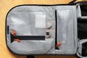 LOWEPRO PRO RUNNER 450 AW\n\nFoto und Text von Sebastian Seth - VIELEN DANK!\n\nKommentar:\n\nier ein kurzer Review zum Lowepro Pro Runner 450 AW:\n \nDer Rucksack ist Lowepro-gewohnt sehr gut verarbeitet und hinterlsst den ersten Eindruck: Sehr leicht und gro!\nDas Tragesystem lsst sich einfach und gut einstellen, sodass der Rucksack auch vollgepackt (!) sehr angenehm zu tragen ist. Der Hftgurt lsst sich hinter dem Rckenpolster verstauen, die Riemen jedoch nicht. Stattdessen kann man diese quasi umkrempeln und auf die Vorderseite ziehen, sodass ein recht kompaktes Format zum Verstauen in Gepckfchern ermglicht wird.\nDie Stativhalterung ist abnehmbar und in zwei verschiedenen Positionen an der Vorderseite oder einer der Seiten ber Sliplock-Schlaufen, die fast berall am Rucksack zu finden sind, befestigen. Fr kompaktere Stative schliet die Halterung so bndig mit dem Rucksack unten ab, sodass dieser noch aufrecht stehen kann. Fr lngere Stative oder ausgedehnte Mrsche kann die Halterung hngend am Rucksack befestigt werden, sodass der Schwerpunkt des Stativs deutlich niedriger ist und weniger Schaukeln des Stativs zu erwarten ist. Fixiert wird das Stativ zustzlich ber drei Gurtschlaufen, von denen zwei am Deckel angebracht sind, der Dritte oben unter dem Griff in einer kleinen Extratasche. Den obersten Gurt muss man allerdings lsen, wenn das Hauptfach geffnet werden soll.\nDas AW-Cover ist auch Lowepro-typisch, ich habe es nicht extra ausgepackt und fotografiert.\nZusatzfcher finden sich auf der Vorderseite (ein kleines und ein groes mit Ordnereinteilung fr Papier und Kleinkram) und an einer Seite (Trinkflaschennetz). Zwischen Hauptfach und Rckenpolsterung ist noch das gut gepolsterte Notebook-Fach. Hier passt tatschlich auch ein groes Notebook rein, getestet sogar das Dell 1720 mit 9-Zellen-Akku.\nInnen im Deckel des Hauptfaches sind verschiedene kleinere Reiverschlusstaschen fr Filter, Akkus, Speicherkarten und sonstiges Zubehr. Die Fcher sind dabei halbtransparent, auf den Bildern sieht man u.a. ein Case fr 77mm Filter durchscheinen.\nDas Hauptfach lsst sich ber die beiliegenden Teiler recht flexibel einrichten und ist ein Platzwunder! Zu Testzwecken habe ich den Rucksack recht locker bepackt mit\nF5 mit angesetztem 28-70mm/3.5-4.5, 300mm/2.8, 80-200mm/2.8, 105mm/2.8, 28-70mm/2.8, 14-24mm/2.8, TC-20E und 16mm/2.8 bereinander, Sb-25, abmontierter Stativhalterung und etwas Zubehr.\nDie Hhe des Faches ist dabei optimal auf Profi-Gehuse bzw. Gehuse mit BG ausgelegt und erlaubt das aufrechte Stellen der meisten Objektive.\n \nAlso rundum ein hervorragender Rucksack fr den Transport mittelgroer bis groer Ausrstungen inklusive (auch greren) Stativen und Full-size Notebook bei sehr gutem Tragekomfort.\n \nSebastian