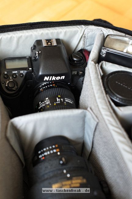 LOWEPRO PRO RUNNER 450 AW\n\nFoto und Text von Sebastian Seth - VIELEN DANK!\n\nKommentar:\n\nier ein kurzer Review zum Lowepro Pro Runner 450 AW:\n \nDer Rucksack ist Lowepro-gewohnt sehr gut verarbeitet und hinterlsst den ersten Eindruck: Sehr leicht und gro!\nDas Tragesystem lsst sich einfach und gut einstellen, sodass der Rucksack auch vollgepackt (!) sehr angenehm zu tragen ist. Der Hftgurt lsst sich hinter dem Rckenpolster verstauen, die Riemen jedoch nicht. Stattdessen kann man diese quasi umkrempeln und auf die Vorderseite ziehen, sodass ein recht kompaktes Format zum Verstauen in Gepckfchern ermglicht wird.\nDie Stativhalterung ist abnehmbar und in zwei verschiedenen Positionen an der Vorderseite oder einer der Seiten ber Sliplock-Schlaufen, die fast berall am Rucksack zu finden sind, befestigen. Fr kompaktere Stative schliet die Halterung so bndig mit dem Rucksack unten ab, sodass dieser noch aufrecht stehen kann. Fr lngere Stative oder ausgedehnte Mrsche kann die Halterung hngend am Rucksack befestigt werden, sodass der Schwerpunkt des Stativs deutlich niedriger ist und weniger Schaukeln des Stativs zu erwarten ist. Fixiert wird das Stativ zustzlich ber drei Gurtschlaufen, von denen zwei am Deckel angebracht sind, der Dritte oben unter dem Griff in einer kleinen Extratasche. Den obersten Gurt muss man allerdings lsen, wenn das Hauptfach geffnet werden soll.\nDas AW-Cover ist auch Lowepro-typisch, ich habe es nicht extra ausgepackt und fotografiert.\nZusatzfcher finden sich auf der Vorderseite (ein kleines und ein groes mit Ordnereinteilung fr Papier und Kleinkram) und an einer Seite (Trinkflaschennetz). Zwischen Hauptfach und Rckenpolsterung ist noch das gut gepolsterte Notebook-Fach. Hier passt tatschlich auch ein groes Notebook rein, getestet sogar das Dell 1720 mit 9-Zellen-Akku.\nInnen im Deckel des Hauptfaches sind verschiedene kleinere Reiverschlusstaschen fr Filter, Akkus, Speicherkarten und sonstiges Zubehr. Die Fcher sind dabei halbtransparent, auf den Bildern sieht man u.a. ein Case fr 77mm Filter durchscheinen.\nDas Hauptfach lsst sich ber die beiliegenden Teiler recht flexibel einrichten und ist ein Platzwunder! Zu Testzwecken habe ich den Rucksack recht locker bepackt mit\nF5 mit angesetztem 28-70mm/3.5-4.5, 300mm/2.8, 80-200mm/2.8, 105mm/2.8, 28-70mm/2.8, 14-24mm/2.8, TC-20E und 16mm/2.8 bereinander, Sb-25, abmontierter Stativhalterung und etwas Zubehr.\nDie Hhe des Faches ist dabei optimal auf Profi-Gehuse bzw. Gehuse mit BG ausgelegt und erlaubt das aufrechte Stellen der meisten Objektive.\n \nAlso rundum ein hervorragender Rucksack fr den Transport mittelgroer bis groer Ausrstungen inklusive (auch greren) Stativen und Full-size Notebook bei sehr gutem Tragekomfort.\n \nSebastian