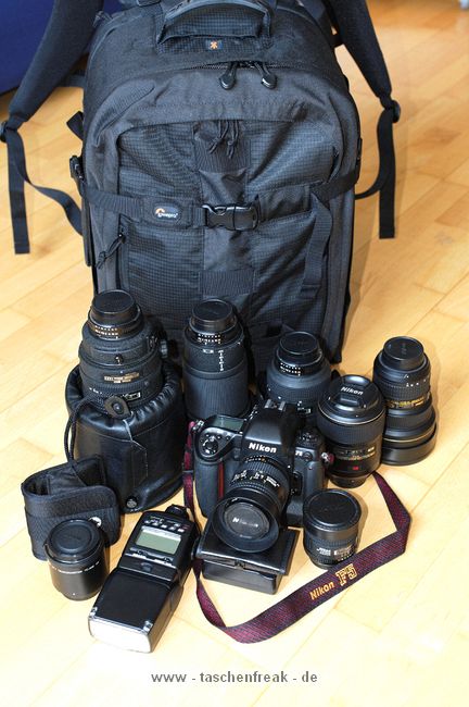 LOWEPRO PRO RUNNER 450 AW\n\nFoto und Text von Sebastian Seth - VIELEN DANK!\n\nKommentar:\n\nier ein kurzer Review zum Lowepro Pro Runner 450 AW:\n \nDer Rucksack ist Lowepro-gewohnt sehr gut verarbeitet und hinterlsst den ersten Eindruck: Sehr leicht und gro!\nDas Tragesystem lsst sich einfach und gut einstellen, sodass der Rucksack auch vollgepackt (!) sehr angenehm zu tragen ist. Der Hftgurt lsst sich hinter dem Rckenpolster verstauen, die Riemen jedoch nicht. Stattdessen kann man diese quasi umkrempeln und auf die Vorderseite ziehen, sodass ein recht kompaktes Format zum Verstauen in Gepckfchern ermglicht wird.\nDie Stativhalterung ist abnehmbar und in zwei verschiedenen Positionen an der Vorderseite oder einer der Seiten ber Sliplock-Schlaufen, die fast berall am Rucksack zu finden sind, befestigen. Fr kompaktere Stative schliet die Halterung so bndig mit dem Rucksack unten ab, sodass dieser noch aufrecht stehen kann. Fr lngere Stative oder ausgedehnte Mrsche kann die Halterung hngend am Rucksack befestigt werden, sodass der Schwerpunkt des Stativs deutlich niedriger ist und weniger Schaukeln des Stativs zu erwarten ist. Fixiert wird das Stativ zustzlich ber drei Gurtschlaufen, von denen zwei am Deckel angebracht sind, der Dritte oben unter dem Griff in einer kleinen Extratasche. Den obersten Gurt muss man allerdings lsen, wenn das Hauptfach geffnet werden soll.\nDas AW-Cover ist auch Lowepro-typisch, ich habe es nicht extra ausgepackt und fotografiert.\nZusatzfcher finden sich auf der Vorderseite (ein kleines und ein groes mit Ordnereinteilung fr Papier und Kleinkram) und an einer Seite (Trinkflaschennetz). Zwischen Hauptfach und Rckenpolsterung ist noch das gut gepolsterte Notebook-Fach. Hier passt tatschlich auch ein groes Notebook rein, getestet sogar das Dell 1720 mit 9-Zellen-Akku.\nInnen im Deckel des Hauptfaches sind verschiedene kleinere Reiverschlusstaschen fr Filter, Akkus, Speicherkarten und sonstiges Zubehr. Die Fcher sind dabei halbtransparent, auf den Bildern sieht man u.a. ein Case fr 77mm Filter durchscheinen.\nDas Hauptfach lsst sich ber die beiliegenden Teiler recht flexibel einrichten und ist ein Platzwunder! Zu Testzwecken habe ich den Rucksack recht locker bepackt mit\nF5 mit angesetztem 28-70mm/3.5-4.5, 300mm/2.8, 80-200mm/2.8, 105mm/2.8, 28-70mm/2.8, 14-24mm/2.8, TC-20E und 16mm/2.8 bereinander, Sb-25, abmontierter Stativhalterung und etwas Zubehr.\nDie Hhe des Faches ist dabei optimal auf Profi-Gehuse bzw. Gehuse mit BG ausgelegt und erlaubt das aufrechte Stellen der meisten Objektive.\n \nAlso rundum ein hervorragender Rucksack fr den Transport mittelgroer bis groer Ausrstungen inklusive (auch greren) Stativen und Full-size Notebook bei sehr gutem Tragekomfort.\n \nSebastian
