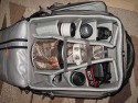 LOWEPRO PRO TREKKER 600 AW\n\nFoto und Text von Matthias Hestermann - VIELEN DANK!\n\nKommentar:\n\nLieber Taschenfreak Jrg Langer,\n\nda Sie diesen Rucksack noch nicht gelistet haben, anbei eine Sammlung von Bildern zum neuen Lowepro Pro Trekker 600 AW. \n\nDie Bilder zeigen, dass darin das schwerste Supertele von Canon, das EF 400mm / f 2.8 L IS USM mit angesetztem 2-fach Extender, sowie eine Kamera mit angesetztem Standardzoom, mehrere weitere Objektive, Blitzgert und weiteres Zubehr gut Platz finden. Das EF 70-200mm / f 4.0 L IS USM hat sogar aufrecht Platz. Ein paar weitere Bilder zeigen das Tragesystem, die Laptop-Tasche im Vorderfach, das Anbringen von Hocker und Stativen und die Vortaschen.\n\nInsgesamt ist der Rucksack uerst durchdacht und mit vielen tollen Features ausgestattet. Er wirkt sehr wertig auf mich, allerdings nicht ganz so robust verarbeitet wie etwa der Photo Trekker AW II und die anderen Ruckscke dieser Machart wie etwa Nature Trekker AW II u.a. Dafr hat er trotz seiner enormen Gre auch nur das gleiche Leergewicht wie der Photo Trekker AW II. Ich bin insgesamt bisher sehr zufrieden damit, insbesondere auch mit dem Tragekomfort.\n\nSoweit mal, wrde mich freuen, wenn die Infos Verwendung finden.\n\nViele Gre\n\nMatthias Hestermann