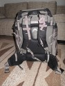 LOWEPRO PRO TREKKER 600 AW\n\nFoto und Text von Matthias Hestermann - VIELEN DANK!\n\nKommentar:\n\nLieber Taschenfreak Jrg Langer,\n\nda Sie diesen Rucksack noch nicht gelistet haben, anbei eine Sammlung von Bildern zum neuen Lowepro Pro Trekker 600 AW. \n\nDie Bilder zeigen, dass darin das schwerste Supertele von Canon, das EF 400mm / f 2.8 L IS USM mit angesetztem 2-fach Extender, sowie eine Kamera mit angesetztem Standardzoom, mehrere weitere Objektive, Blitzgert und weiteres Zubehr gut Platz finden. Das EF 70-200mm / f 4.0 L IS USM hat sogar aufrecht Platz. Ein paar weitere Bilder zeigen das Tragesystem, die Laptop-Tasche im Vorderfach, das Anbringen von Hocker und Stativen und die Vortaschen.\n\nInsgesamt ist der Rucksack uerst durchdacht und mit vielen tollen Features ausgestattet. Er wirkt sehr wertig auf mich, allerdings nicht ganz so robust verarbeitet wie etwa der Photo Trekker AW II und die anderen Ruckscke dieser Machart wie etwa Nature Trekker AW II u.a. Dafr hat er trotz seiner enormen Gre auch nur das gleiche Leergewicht wie der Photo Trekker AW II. Ich bin insgesamt bisher sehr zufrieden damit, insbesondere auch mit dem Tragekomfort.\n\nSoweit mal, wrde mich freuen, wenn die Infos Verwendung finden.\n\nViele Gre\n\nMatthias Hestermann