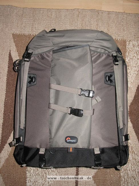 LOWEPRO PRO TREKKER 600 AW\n\nFoto und Text von Matthias Hestermann - VIELEN DANK!\n\nKommentar:\n\nLieber Taschenfreak Jrg Langer,\n\nda Sie diesen Rucksack noch nicht gelistet haben, anbei eine Sammlung von Bildern zum neuen Lowepro Pro Trekker 600 AW. \n\nDie Bilder zeigen, dass darin das schwerste Supertele von Canon, das EF 400mm / f 2.8 L IS USM mit angesetztem 2-fach Extender, sowie eine Kamera mit angesetztem Standardzoom, mehrere weitere Objektive, Blitzgert und weiteres Zubehr gut Platz finden. Das EF 70-200mm / f 4.0 L IS USM hat sogar aufrecht Platz. Ein paar weitere Bilder zeigen das Tragesystem, die Laptop-Tasche im Vorderfach, das Anbringen von Hocker und Stativen und die Vortaschen.\n\nInsgesamt ist der Rucksack uerst durchdacht und mit vielen tollen Features ausgestattet. Er wirkt sehr wertig auf mich, allerdings nicht ganz so robust verarbeitet wie etwa der Photo Trekker AW II und die anderen Ruckscke dieser Machart wie etwa Nature Trekker AW II u.a. Dafr hat er trotz seiner enormen Gre auch nur das gleiche Leergewicht wie der Photo Trekker AW II. Ich bin insgesamt bisher sehr zufrieden damit, insbesondere auch mit dem Tragekomfort.\n\nSoweit mal, wrde mich freuen, wenn die Infos Verwendung finden.\n\nViele Gre\n\nMatthias Hestermann