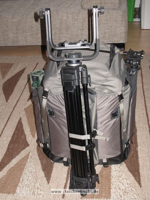 LOWEPRO PRO TREKKER 600 AW\n\nFoto und Text von Matthias Hestermann - VIELEN DANK!\n\nKommentar:\n\nLieber Taschenfreak Jörg Langer,\n\nda Sie diesen Rucksack noch nicht gelistet haben, anbei eine Sammlung von Bildern zum neuen Lowepro Pro Trekker 600 AW. \n\nDie Bilder zeigen, dass darin das schwerste Supertele von Canon, das EF 400mm / f 2.8 L IS USM mit angesetztem 2-fach Extender, sowie eine Kamera mit angesetztem Standardzoom, mehrere weitere Objektive, Blitzgerät und weiteres Zubehör gut Platz finden. Das EF 70-200mm / f 4.0 L IS USM hat sogar aufrecht Platz. Ein paar weitere Bilder zeigen das Tragesystem, die Laptop-Tasche im Vorderfach, das Anbringen von Hocker und Stativen und die Vortaschen.\n\nInsgesamt ist der Rucksack äußerst durchdacht und mit vielen tollen Features ausgestattet. Er wirkt sehr wertig auf mich, allerdings nicht ganz so robust verarbeitet wie etwa der Photo Trekker AW II und die anderen Rucksäcke dieser Machart wie etwa Nature Trekker AW II u.a. Dafür hat er trotz seiner enormen Größe auch nur das gleiche Leergewicht wie der Photo Trekker AW II. Ich bin insgesamt bisher sehr zufrieden damit, insbesondere auch mit dem Tragekomfort.\n\nSoweit mal, würde mich freuen, wenn die Infos Verwendung finden.\n\nViele Grüße\n\nMatthias Hestermann