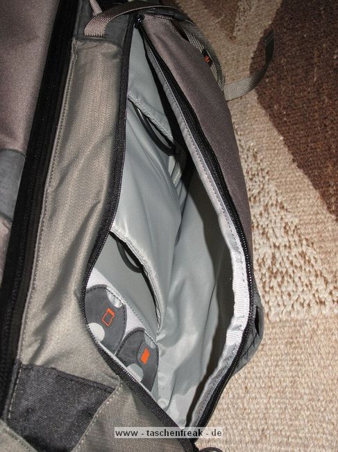 LOWEPRO PRO TREKKER 600 AW\n\nFoto und Text von Matthias Hestermann - VIELEN DANK!\n\nKommentar:\n\nLieber Taschenfreak Jrg Langer,\n\nda Sie diesen Rucksack noch nicht gelistet haben, anbei eine Sammlung von Bildern zum neuen Lowepro Pro Trekker 600 AW. \n\nDie Bilder zeigen, dass darin das schwerste Supertele von Canon, das EF 400mm / f 2.8 L IS USM mit angesetztem 2-fach Extender, sowie eine Kamera mit angesetztem Standardzoom, mehrere weitere Objektive, Blitzgert und weiteres Zubehr gut Platz finden. Das EF 70-200mm / f 4.0 L IS USM hat sogar aufrecht Platz. Ein paar weitere Bilder zeigen das Tragesystem, die Laptop-Tasche im Vorderfach, das Anbringen von Hocker und Stativen und die Vortaschen.\n\nInsgesamt ist der Rucksack uerst durchdacht und mit vielen tollen Features ausgestattet. Er wirkt sehr wertig auf mich, allerdings nicht ganz so robust verarbeitet wie etwa der Photo Trekker AW II und die anderen Ruckscke dieser Machart wie etwa Nature Trekker AW II u.a. Dafr hat er trotz seiner enormen Gre auch nur das gleiche Leergewicht wie der Photo Trekker AW II. Ich bin insgesamt bisher sehr zufrieden damit, insbesondere auch mit dem Tragekomfort.\n\nSoweit mal, wrde mich freuen, wenn die Infos Verwendung finden.\n\nViele Gre\n\nMatthias Hestermann