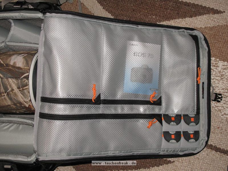 LOWEPRO PRO TREKKER 600 AW\n\nFoto und Text von Matthias Hestermann - VIELEN DANK!\n\nKommentar:\n\nLieber Taschenfreak Jrg Langer,\n\nda Sie diesen Rucksack noch nicht gelistet haben, anbei eine Sammlung von Bildern zum neuen Lowepro Pro Trekker 600 AW. \n\nDie Bilder zeigen, dass darin das schwerste Supertele von Canon, das EF 400mm / f 2.8 L IS USM mit angesetztem 2-fach Extender, sowie eine Kamera mit angesetztem Standardzoom, mehrere weitere Objektive, Blitzgert und weiteres Zubehr gut Platz finden. Das EF 70-200mm / f 4.0 L IS USM hat sogar aufrecht Platz. Ein paar weitere Bilder zeigen das Tragesystem, die Laptop-Tasche im Vorderfach, das Anbringen von Hocker und Stativen und die Vortaschen.\n\nInsgesamt ist der Rucksack uerst durchdacht und mit vielen tollen Features ausgestattet. Er wirkt sehr wertig auf mich, allerdings nicht ganz so robust verarbeitet wie etwa der Photo Trekker AW II und die anderen Ruckscke dieser Machart wie etwa Nature Trekker AW II u.a. Dafr hat er trotz seiner enormen Gre auch nur das gleiche Leergewicht wie der Photo Trekker AW II. Ich bin insgesamt bisher sehr zufrieden damit, insbesondere auch mit dem Tragekomfort.\n\nSoweit mal, wrde mich freuen, wenn die Infos Verwendung finden.\n\nViele Gre\n\nMatthias Hestermann