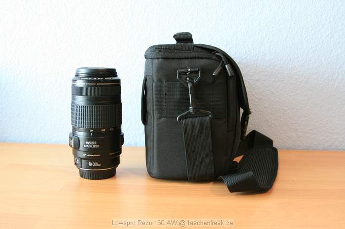 Lowepro Rezo 160 AW\n\nFoto von Carsten Drohm - VIELEN DANK!\n\nKommentar des Nutzers zur Tasche:\n\nHallo,\n\ndie Lowepro Rezo 160 AW hat die Innenmae: 21.5 x 10.5 x 17.8 cm. Das nebenstehende Canon 70-300 IS USM verdeutlicht noch einmal die Gre. In die Tasche passen das Canon 70-300 IS USM und daneben noch die Canon 350/400D ohne Batteriegriff mit angesetztem Canon 24-105 4L IS USM ohne Gegenlichtblende. Mehr Platz ist definitiv nicht. Wenn an der 400D das Canon 17-85 IS USM verwendet wird, kann dessen Gegenlichtblende am Objektiv bleiben.\nDie Tasche ist von ihrer Gre und Farbe schn unauffllig.\n\nGre\n\nCarsten D.