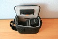 Lowepro Rezo 160 AW\n\nFoto von Carsten Drohm - VIELEN DANK!\n\nKommentar des Nutzers zur Tasche:\n\nHallo,\n\ndie Lowepro Rezo 160 AW hat die Innenmae: 21.5 x 10.5 x 17.8 cm. Das nebenstehende Canon 70-300 IS USM verdeutlicht noch einmal die Gre. In die Tasche passen das Canon 70-300 IS USM und daneben noch die Canon 350/400D ohne Batteriegriff mit angesetztem Canon 24-105 4L IS USM ohne Gegenlichtblende. Mehr Platz ist definitiv nicht. Wenn an der 400D das Canon 17-85 IS USM verwendet wird, kann dessen Gegenlichtblende am Objektiv bleiben.\nDie Tasche ist von ihrer Gre und Farbe schn unauffllig.\n\nGre\n\nCarsten D.