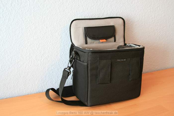 Lowepro Rezo 160 AW\n\nFoto von Carsten Drohm - VIELEN DANK!\n\nKommentar des Nutzers zur Tasche:\n\nHallo,\n\ndie Lowepro Rezo 160 AW hat die Innenmae: 21.5 x 10.5 x 17.8 cm. Das nebenstehende Canon 70-300 IS USM verdeutlicht noch einmal die Gre. In die Tasche passen das Canon 70-300 IS USM und daneben noch die Canon 350/400D ohne Batteriegriff mit angesetztem Canon 24-105 4L IS USM ohne Gegenlichtblende. Mehr Platz ist definitiv nicht. Wenn an der 400D das Canon 17-85 IS USM verwendet wird, kann dessen Gegenlichtblende am Objektiv bleiben.\nDie Tasche ist von ihrer Gre und Farbe schn unauffllig.\n\nGre\n\nCarsten D.