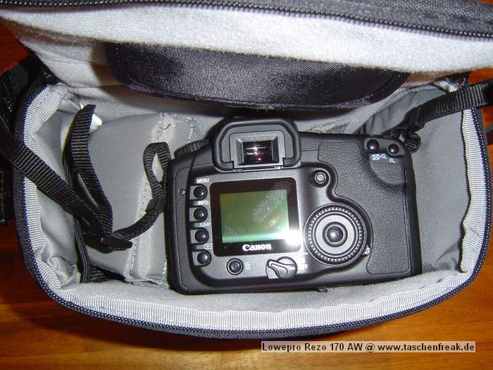 Foto von Markus Langen - DANKE DAFR !\n\nKommentar des Nutzers:\n\nDie Rezo Tasche ist eine kleine Tasche, die man sich ber die Schulter hngen oder am Grtel aufziehen kann. Sie ist Gedacht fr eine kleine SLR (z.B. 20D) mit 2-3 Objektiven (bis ca 11,5 cm Lnge) oder eine groe Kompaktkamera (z.B. F828). Die Abkrzung AW steht fr das All Weather System von Lowepro. Unter der Front der Tasche ist ein kleines Fach, indem sich ein Regencape fr die Tasche befindet. Mann kann es schnell ber die Tasche ziehen, das Kamerafach ist trotzdem ohne Probleme zu ffnen. Die Auentaschen sind mit von einem berhang mit Lederimplantat geschtzt. Um die Auentaschen zu ffnen muss dieser berhang hochgeklappt  und der Reisverschluss geffnet werden. Die Auentasche bietet genug Platz fr Speicherkarten, Tcher, Objektivdeckel, Filterhllen etc. \nDas Kamerafach ist weich ausgepolstert und wird von zwei Trennwnden in drei Fcher unterteilt. Da diese Trennwnde mit Klettband befestigt werden, sind die Gren und Anordnung der Fcher individuell einstellbar.\nAn der Unterseite des Kamerafachdeckels ist ein kleines Fach, das ebenfalls zur Aufbewahrung von Speicherkarten genutzt werden kann.\n\nVerarbeitung:\n\nDie Tasche ist sehr gut und stabil vernht . Allerdings haben sich an meiner Tasche die Nhte der Trennwnde gelst. (Bild)\n\nPro:\n\n- leicht\n- als Immerdabei Tasche geeignet\n- unauffllig\n- bersichtlich\n\nContra:\n\n- Nhte aufgegangen (oben erwhnt)