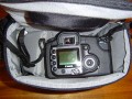 Foto von Markus Langen - DANKE DAFR !\n\nKommentar des Nutzers:\n\nDie Rezo Tasche ist eine kleine Tasche, die man sich ber die Schulter hngen oder am Grtel aufziehen kann. Sie ist Gedacht fr eine kleine SLR (z.B. 20D) mit 2-3 Objektiven (bis ca 11,5 cm Lnge) oder eine groe Kompaktkamera (z.B. F828). Die Abkrzung AW steht fr das All Weather System von Lowepro. Unter der Front der Tasche ist ein kleines Fach, indem sich ein Regencape fr die Tasche befindet. Mann kann es schnell ber die Tasche ziehen, das Kamerafach ist trotzdem ohne Probleme zu ffnen. Die Auentaschen sind mit von einem berhang mit Lederimplantat geschtzt. Um die Auentaschen zu ffnen muss dieser berhang hochgeklappt  und der Reisverschluss geffnet werden. Die Auentasche bietet genug Platz fr Speicherkarten, Tcher, Objektivdeckel, Filterhllen etc. \nDas Kamerafach ist weich ausgepolstert und wird von zwei Trennwnden in drei Fcher unterteilt. Da diese Trennwnde mit Klettband befestigt werden, sind die Gren und Anordnung der Fcher individuell einstellbar.\nAn der Unterseite des Kamerafachdeckels ist ein kleines Fach, das ebenfalls zur Aufbewahrung von Speicherkarten genutzt werden kann.\n\nVerarbeitung:\n\nDie Tasche ist sehr gut und stabil vernht . Allerdings haben sich an meiner Tasche die Nhte der Trennwnde gelst. (Bild)\n\nPro:\n\n- leicht\n- als Immerdabei Tasche geeignet\n- unauffllig\n- bersichtlich\n\nContra:\n\n- Nhte aufgegangen (oben erwhnt)