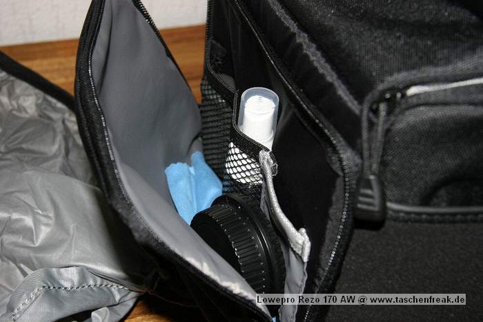 Foto von Markus Langen - DANKE DAFR !\n\nKommentar des Nutzers:\n\nDie Rezo Tasche ist eine kleine Tasche, die man sich ber die Schulter hngen oder am Grtel aufziehen kann. Sie ist Gedacht fr eine kleine SLR (z.B. 20D) mit 2-3 Objektiven (bis ca 11,5 cm Lnge) oder eine groe Kompaktkamera (z.B. F828). Die Abkrzung AW steht fr das All Weather System von Lowepro. Unter der Front der Tasche ist ein kleines Fach, indem sich ein Regencape fr die Tasche befindet. Mann kann es schnell ber die Tasche ziehen, das Kamerafach ist trotzdem ohne Probleme zu ffnen. Die Auentaschen sind mit von einem berhang mit Lederimplantat geschtzt. Um die Auentaschen zu ffnen muss dieser berhang hochgeklappt  und der Reisverschluss geffnet werden. Die Auentasche bietet genug Platz fr Speicherkarten, Tcher, Objektivdeckel, Filterhllen etc. \nDas Kamerafach ist weich ausgepolstert und wird von zwei Trennwnden in drei Fcher unterteilt. Da diese Trennwnde mit Klettband befestigt werden, sind die Gren und Anordnung der Fcher individuell einstellbar.\nAn der Unterseite des Kamerafachdeckels ist ein kleines Fach, das ebenfalls zur Aufbewahrung von Speicherkarten genutzt werden kann.\n\nVerarbeitung:\n\nDie Tasche ist sehr gut und stabil vernht . Allerdings haben sich an meiner Tasche die Nhte der Trennwnde gelst. (Bild)\n\nPro:\n\n- leicht\n- als Immerdabei Tasche geeignet\n- unauffllig\n- bersichtlich\n\nContra:\n\n- Nhte aufgegangen (oben erwhnt)