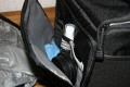 Foto von Markus Langen - DANKE DAFR !\n\nKommentar des Nutzers:\n\nDie Rezo Tasche ist eine kleine Tasche, die man sich ber die Schulter hngen oder am Grtel aufziehen kann. Sie ist Gedacht fr eine kleine SLR (z.B. 20D) mit 2-3 Objektiven (bis ca 11,5 cm Lnge) oder eine groe Kompaktkamera (z.B. F828). Die Abkrzung AW steht fr das All Weather System von Lowepro. Unter der Front der Tasche ist ein kleines Fach, indem sich ein Regencape fr die Tasche befindet. Mann kann es schnell ber die Tasche ziehen, das Kamerafach ist trotzdem ohne Probleme zu ffnen. Die Auentaschen sind mit von einem berhang mit Lederimplantat geschtzt. Um die Auentaschen zu ffnen muss dieser berhang hochgeklappt  und der Reisverschluss geffnet werden. Die Auentasche bietet genug Platz fr Speicherkarten, Tcher, Objektivdeckel, Filterhllen etc. \nDas Kamerafach ist weich ausgepolstert und wird von zwei Trennwnden in drei Fcher unterteilt. Da diese Trennwnde mit Klettband befestigt werden, sind die Gren und Anordnung der Fcher individuell einstellbar.\nAn der Unterseite des Kamerafachdeckels ist ein kleines Fach, das ebenfalls zur Aufbewahrung von Speicherkarten genutzt werden kann.\n\nVerarbeitung:\n\nDie Tasche ist sehr gut und stabil vernht . Allerdings haben sich an meiner Tasche die Nhte der Trennwnde gelst. (Bild)\n\nPro:\n\n- leicht\n- als Immerdabei Tasche geeignet\n- unauffllig\n- bersichtlich\n\nContra:\n\n- Nhte aufgegangen (oben erwhnt)