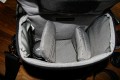 Foto von Markus Langen - DANKE DAFR !\n\nKommentar des Nutzers:\n\nDie Rezo Tasche ist eine kleine Tasche, die man sich ber die Schulter hngen oder am Grtel aufziehen kann. Sie ist Gedacht fr eine kleine SLR (z.B. 20D) mit 2-3 Objektiven (bis ca 11,5 cm Lnge) oder eine groe Kompaktkamera (z.B. F828). Die Abkrzung AW steht fr das All Weather System von Lowepro. Unter der Front der Tasche ist ein kleines Fach, indem sich ein Regencape fr die Tasche befindet. Mann kann es schnell ber die Tasche ziehen, das Kamerafach ist trotzdem ohne Probleme zu ffnen. Die Auentaschen sind mit von einem berhang mit Lederimplantat geschtzt. Um die Auentaschen zu ffnen muss dieser berhang hochgeklappt  und der Reisverschluss geffnet werden. Die Auentasche bietet genug Platz fr Speicherkarten, Tcher, Objektivdeckel, Filterhllen etc. \nDas Kamerafach ist weich ausgepolstert und wird von zwei Trennwnden in drei Fcher unterteilt. Da diese Trennwnde mit Klettband befestigt werden, sind die Gren und Anordnung der Fcher individuell einstellbar.\nAn der Unterseite des Kamerafachdeckels ist ein kleines Fach, das ebenfalls zur Aufbewahrung von Speicherkarten genutzt werden kann.\n\nVerarbeitung:\n\nDie Tasche ist sehr gut und stabil vernht . Allerdings haben sich an meiner Tasche die Nhte der Trennwnde gelst. (Bild)\n\nPro:\n\n- leicht\n- als Immerdabei Tasche geeignet\n- unauffllig\n- bersichtlich\n\nContra:\n\n- Nhte aufgegangen (oben erwhnt)