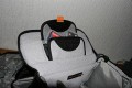 Foto von Markus Langen - DANKE DAFR !\n\nKommentar des Nutzers:\n\nDie Rezo Tasche ist eine kleine Tasche, die man sich ber die Schulter hngen oder am Grtel aufziehen kann. Sie ist Gedacht fr eine kleine SLR (z.B. 20D) mit 2-3 Objektiven (bis ca 11,5 cm Lnge) oder eine groe Kompaktkamera (z.B. F828). Die Abkrzung AW steht fr das All Weather System von Lowepro. Unter der Front der Tasche ist ein kleines Fach, indem sich ein Regencape fr die Tasche befindet. Mann kann es schnell ber die Tasche ziehen, das Kamerafach ist trotzdem ohne Probleme zu ffnen. Die Auentaschen sind mit von einem berhang mit Lederimplantat geschtzt. Um die Auentaschen zu ffnen muss dieser berhang hochgeklappt  und der Reisverschluss geffnet werden. Die Auentasche bietet genug Platz fr Speicherkarten, Tcher, Objektivdeckel, Filterhllen etc. \nDas Kamerafach ist weich ausgepolstert und wird von zwei Trennwnden in drei Fcher unterteilt. Da diese Trennwnde mit Klettband befestigt werden, sind die Gren und Anordnung der Fcher individuell einstellbar.\nAn der Unterseite des Kamerafachdeckels ist ein kleines Fach, das ebenfalls zur Aufbewahrung von Speicherkarten genutzt werden kann.\n\nVerarbeitung:\n\nDie Tasche ist sehr gut und stabil vernht . Allerdings haben sich an meiner Tasche die Nhte der Trennwnde gelst. (Bild)\n\nPro:\n\n- leicht\n- als Immerdabei Tasche geeignet\n- unauffllig\n- bersichtlich\n\nContra:\n\n- Nhte aufgegangen (oben erwhnt)