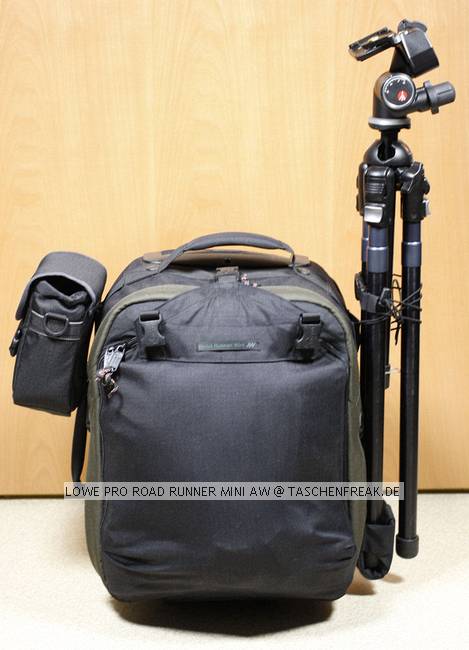 LOWE PRO ROAD RUNNER MINI AW\n\nFoto von Ingo Cordes - Vielen DANK!\n\nKommentar des Nutzers:\n\nHallo Jörg,\n\nnachdem ich mich schon mehrfach auf Deiner Seite über Fototaschen informiert habe, möchte ich jetzt auch mal einen Beitrag leisten. Da ich u.a. einen Trolley/Rucksack habe, der noch nicht gelistet ist, schicke ich Dir ein paar Fotos zur Verwendung auf taschenfreak.de.\nViel Spaß und vielen Dank für Deine tolle Homepage!\n\nLiebe Grüße\nIngo\nhttp:www.ingo-cordes.de\n\n\nBeschreibung:\n\nSeltsamerweise wird der Road Runner Mini AW nicht auf der deutschen Lowepro-Homepage gelistet. Man findet ihn aber unter lowepro.com. Er ist im Internet bei diversen deutschen Händlern erhältlich. Preise ab 290,- Euro.\nInsgesamt ein gelungener Hybrid aus Trolley und Rucksack. Genial ist, dass das Trolleygestell auf der dem Rücken abgwandten Seite angebracht ist und beim Tragen als Rucksack nicht stört. Der Umbau vom Trolley zum Rucksack ist in wenigen Sekunden erledigt. Einfach Reißverschluss öffnen, Gurte einhacken --> fertig.\n\nAm Hüftgurt des Rucksackgestells kann weiteres Slim-Lock Zubehör angebracht werden.\n\nEin Manko des Road Runners ist mit ca. 5 kg das (Leer-)Gewicht. Ich habe es stets vermieden, ihn voll bepackt auf dem Rücken zu schultern (nur in Ausnahmen). Für die Stadt/Zoo/befestigte Wanderwege etc. ist der Trolley aber super zu gebrauchen. Für's echte Gelände (da funktionieren die kleinen Rollen natürlich schlecht/nicht) empfehle ich aus Gewichtsgründen allerdings einen reinen Rucksack.\n\nBild 1:\nRoad Runner als Rucksack. Das Rucksackgeschirr kann man auch komplett entfernen.\n\nBild 2:\nRoad Runner als Trolley. Das Rucksackgeschirr verschwindet in einem extra Fach.\n\nBild 3 und 3a:\nMeine Ausrüstung passt komplett rein, trotz 3 Telzooms und etlichem Kleinkram.\nEin 500er-Tele geht sicher auch (muss man halt was anderes weglassen :-)\n\nBild 4:\nAuf der linken Seite kann (nur) 1 zusätzliches Slim-Lock Zubehörteil angebracht werden.\nDer Stativhalter ist i.O., bei meinem recht schweren Stativ (2,4 kg) mit großem Getriebeneiger (ca. 1 kg) aber an der Grenze. Es wackelt schon ein bisschen, weil das Stativ nur von einem zusätzlichen Band gehalten wird und oben "frei schwingt".\n\nBild 5:\nDas All Weather Cover kann sowohl beim "Rucksack" als auch beim "Trolley" übergezogen werden. Durch das Loch, das man sieht, passt das Rucksackgeschirr.\n\nBild 6:\nZwei flache aber große Außenfächer für diversen Kleinkram und Zubehör.