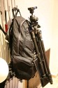 Lowepro Rover Plus AW\n\nFoto von Joachim Lehmann - VIELEN DANK FR DEIN MAIL!\n\nKommentar des Nutzers:\n\nIch habe eine Foto/Daypack Kombi mit groem Staufach und ohne (!) Laptop-Fach gesucht.\n \nDer Lowepro Rover Plus AW fasst:\n \n5D mit BG und 24-105 mit angesetzter Geli\n70-200/2,8 IS mit umgedrehter Geli oder 70-300 IS mit umgedrehter Geli\nzustzlich 2 normale Objektive, hier das 17-40 und das Tokina 100 Makro\nein Blitzgert, hier das 420EX\n \nAuerdem sollte ein Stativ (Benro C-297n6 mit Kopf) sicher zu befestigen sein. Hinter der herausziehbaren Stativhalterung befindet sich ein Fach fr eine 1,5L Flasche, aber dann geht das Fach nicht mehr zu. Kleinere Flaschen sind kein Problem.\n \nDer Rover Plus hat keine der typischen Kleinteile-Fcher fr CF-Cards, Akkus etc., was ich aber nicht vermisse, da ich fr dieses Zeug eh besondere Etuis habe. Das Daypack ist das Grte, was ich bisher an solchen Ruckscken gesehen habe. Die Abtrennung zwischen Fotoabteil und Daypack und das Fototeil selbst knnen herausgenommen werden, dann hat man einen normalen groen Wanderrucksack. Der Zugriff auf das Fotofach geht nicht so leicht wie beim Tamrac Adventure 9, dafr kommt aber niemand sonst im Gedrngel an die Ausrstung.\n \nEs gibt noch 2 kleine Seitentaschen, 2 Netztaschen und ein Regencover auf dem Rucksackboden. Der Tragekomfort ist gut und sehr variabel einstellbar, aber man merkt irgendwann schon das Gewicht.