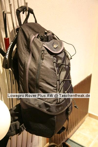 Lowepro Rover Plus AW\n\nFoto von Joachim Lehmann - VIELEN DANK FR DEIN MAIL!\n\nKommentar des Nutzers:\n\nIch habe eine Foto/Daypack Kombi mit groem Staufach und ohne (!) Laptop-Fach gesucht.\n \nDer Lowepro Rover Plus AW fasst:\n \n5D mit BG und 24-105 mit angesetzter Geli\n70-200/2,8 IS mit umgedrehter Geli oder 70-300 IS mit umgedrehter Geli\nzustzlich 2 normale Objektive, hier das 17-40 und das Tokina 100 Makro\nein Blitzgert, hier das 420EX\n \nAuerdem sollte ein Stativ (Benro C-297n6 mit Kopf) sicher zu befestigen sein. Hinter der herausziehbaren Stativhalterung befindet sich ein Fach fr eine 1,5L Flasche, aber dann geht das Fach nicht mehr zu. Kleinere Flaschen sind kein Problem.\n \nDer Rover Plus hat keine der typischen Kleinteile-Fcher fr CF-Cards, Akkus etc., was ich aber nicht vermisse, da ich fr dieses Zeug eh besondere Etuis habe. Das Daypack ist das Grte, was ich bisher an solchen Ruckscken gesehen habe. Die Abtrennung zwischen Fotoabteil und Daypack und das Fototeil selbst knnen herausgenommen werden, dann hat man einen normalen groen Wanderrucksack. Der Zugriff auf das Fotofach geht nicht so leicht wie beim Tamrac Adventure 9, dafr kommt aber niemand sonst im Gedrngel an die Ausrstung.\n \nEs gibt noch 2 kleine Seitentaschen, 2 Netztaschen und ein Regencover auf dem Rucksackboden. Der Tragekomfort ist gut und sehr variabel einstellbar, aber man merkt irgendwann schon das Gewicht.