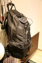 Lowepro Rover Plus AW\n\nFoto von Joachim Lehmann - VIELEN DANK FR DEIN MAIL!\n\nKommentar des Nutzers:\n\nIch habe eine Foto/Daypack Kombi mit groem Staufach und ohne (!) Laptop-Fach gesucht.\n \nDer Lowepro Rover Plus AW fasst:\n \n5D mit BG und 24-105 mit angesetzter Geli\n70-200/2,8 IS mit umgedrehter Geli oder 70-300 IS mit umgedrehter Geli\nzustzlich 2 normale Objektive, hier das 17-40 und das Tokina 100 Makro\nein Blitzgert, hier das 420EX\n \nAuerdem sollte ein Stativ (Benro C-297n6 mit Kopf) sicher zu befestigen sein. Hinter der herausziehbaren Stativhalterung befindet sich ein Fach fr eine 1,5L Flasche, aber dann geht das Fach nicht mehr zu. Kleinere Flaschen sind kein Problem.\n \nDer Rover Plus hat keine der typischen Kleinteile-Fcher fr CF-Cards, Akkus etc., was ich aber nicht vermisse, da ich fr dieses Zeug eh besondere Etuis habe. Das Daypack ist das Grte, was ich bisher an solchen Ruckscken gesehen habe. Die Abtrennung zwischen Fotoabteil und Daypack und das Fototeil selbst knnen herausgenommen werden, dann hat man einen normalen groen Wanderrucksack. Der Zugriff auf das Fotofach geht nicht so leicht wie beim Tamrac Adventure 9, dafr kommt aber niemand sonst im Gedrngel an die Ausrstung.\n \nEs gibt noch 2 kleine Seitentaschen, 2 Netztaschen und ein Regencover auf dem Rucksackboden. Der Tragekomfort ist gut und sehr variabel einstellbar, aber man merkt irgendwann schon das Gewicht.
