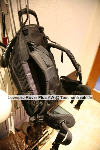 Lowepro Rover Plus AW\n\nFoto von Joachim Lehmann - VIELEN DANK FR DEIN MAIL!\n\nKommentar des Nutzers:\n\nIch habe eine Foto/Daypack Kombi mit groem Staufach und ohne (!) Laptop-Fach gesucht.\n \nDer Lowepro Rover Plus AW fasst:\n \n5D mit BG und 24-105 mit angesetzter Geli\n70-200/2,8 IS mit umgedrehter Geli oder 70-300 IS mit umgedrehter Geli\nzustzlich 2 normale Objektive, hier das 17-40 und das Tokina 100 Makro\nein Blitzgert, hier das 420EX\n \nAuerdem sollte ein Stativ (Benro C-297n6 mit Kopf) sicher zu befestigen sein. Hinter der herausziehbaren Stativhalterung befindet sich ein Fach fr eine 1,5L Flasche, aber dann geht das Fach nicht mehr zu. Kleinere Flaschen sind kein Problem.\n \nDer Rover Plus hat keine der typischen Kleinteile-Fcher fr CF-Cards, Akkus etc., was ich aber nicht vermisse, da ich fr dieses Zeug eh besondere Etuis habe. Das Daypack ist das Grte, was ich bisher an solchen Ruckscken gesehen habe. Die Abtrennung zwischen Fotoabteil und Daypack und das Fototeil selbst knnen herausgenommen werden, dann hat man einen normalen groen Wanderrucksack. Der Zugriff auf das Fotofach geht nicht so leicht wie beim Tamrac Adventure 9, dafr kommt aber niemand sonst im Gedrngel an die Ausrstung.\n \nEs gibt noch 2 kleine Seitentaschen, 2 Netztaschen und ein Regencover auf dem Rucksackboden. Der Tragekomfort ist gut und sehr variabel einstellbar, aber man merkt irgendwann schon das Gewicht.