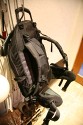 Lowepro Rover Plus AW\n\nFoto von Joachim Lehmann - VIELEN DANK FR DEIN MAIL!\n\nKommentar des Nutzers:\n\nIch habe eine Foto/Daypack Kombi mit groem Staufach und ohne (!) Laptop-Fach gesucht.\n \nDer Lowepro Rover Plus AW fasst:\n \n5D mit BG und 24-105 mit angesetzter Geli\n70-200/2,8 IS mit umgedrehter Geli oder 70-300 IS mit umgedrehter Geli\nzustzlich 2 normale Objektive, hier das 17-40 und das Tokina 100 Makro\nein Blitzgert, hier das 420EX\n \nAuerdem sollte ein Stativ (Benro C-297n6 mit Kopf) sicher zu befestigen sein. Hinter der herausziehbaren Stativhalterung befindet sich ein Fach fr eine 1,5L Flasche, aber dann geht das Fach nicht mehr zu. Kleinere Flaschen sind kein Problem.\n \nDer Rover Plus hat keine der typischen Kleinteile-Fcher fr CF-Cards, Akkus etc., was ich aber nicht vermisse, da ich fr dieses Zeug eh besondere Etuis habe. Das Daypack ist das Grte, was ich bisher an solchen Ruckscken gesehen habe. Die Abtrennung zwischen Fotoabteil und Daypack und das Fototeil selbst knnen herausgenommen werden, dann hat man einen normalen groen Wanderrucksack. Der Zugriff auf das Fotofach geht nicht so leicht wie beim Tamrac Adventure 9, dafr kommt aber niemand sonst im Gedrngel an die Ausrstung.\n \nEs gibt noch 2 kleine Seitentaschen, 2 Netztaschen und ein Regencover auf dem Rucksackboden. Der Tragekomfort ist gut und sehr variabel einstellbar, aber man merkt irgendwann schon das Gewicht.