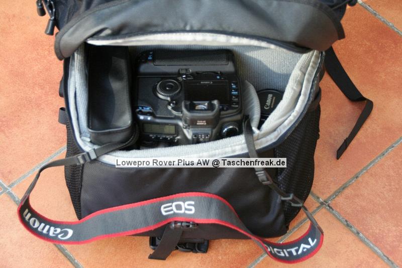 Lowepro Rover Plus AW\n\nFoto von Joachim Lehmann - VIELEN DANK FR DEIN MAIL!\n\nKommentar des Nutzers:\n\nIch habe eine Foto/Daypack Kombi mit groem Staufach und ohne (!) Laptop-Fach gesucht.\n \nDer Lowepro Rover Plus AW fasst:\n \n5D mit BG und 24-105 mit angesetzter Geli\n70-200/2,8 IS mit umgedrehter Geli oder 70-300 IS mit umgedrehter Geli\nzustzlich 2 normale Objektive, hier das 17-40 und das Tokina 100 Makro\nein Blitzgert, hier das 420EX\n \nAuerdem sollte ein Stativ (Benro C-297n6 mit Kopf) sicher zu befestigen sein. Hinter der herausziehbaren Stativhalterung befindet sich ein Fach fr eine 1,5L Flasche, aber dann geht das Fach nicht mehr zu. Kleinere Flaschen sind kein Problem.\n \nDer Rover Plus hat keine der typischen Kleinteile-Fcher fr CF-Cards, Akkus etc., was ich aber nicht vermisse, da ich fr dieses Zeug eh besondere Etuis habe. Das Daypack ist das Grte, was ich bisher an solchen Ruckscken gesehen habe. Die Abtrennung zwischen Fotoabteil und Daypack und das Fototeil selbst knnen herausgenommen werden, dann hat man einen normalen groen Wanderrucksack. Der Zugriff auf das Fotofach geht nicht so leicht wie beim Tamrac Adventure 9, dafr kommt aber niemand sonst im Gedrngel an die Ausrstung.\n \nEs gibt noch 2 kleine Seitentaschen, 2 Netztaschen und ein Regencover auf dem Rucksackboden. Der Tragekomfort ist gut und sehr variabel einstellbar, aber man merkt irgendwann schon das Gewicht.