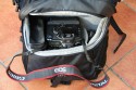 Lowepro Rover Plus AW\n\nFoto von Joachim Lehmann - VIELEN DANK FR DEIN MAIL!\n\nKommentar des Nutzers:\n\nIch habe eine Foto/Daypack Kombi mit groem Staufach und ohne (!) Laptop-Fach gesucht.\n \nDer Lowepro Rover Plus AW fasst:\n \n5D mit BG und 24-105 mit angesetzter Geli\n70-200/2,8 IS mit umgedrehter Geli oder 70-300 IS mit umgedrehter Geli\nzustzlich 2 normale Objektive, hier das 17-40 und das Tokina 100 Makro\nein Blitzgert, hier das 420EX\n \nAuerdem sollte ein Stativ (Benro C-297n6 mit Kopf) sicher zu befestigen sein. Hinter der herausziehbaren Stativhalterung befindet sich ein Fach fr eine 1,5L Flasche, aber dann geht das Fach nicht mehr zu. Kleinere Flaschen sind kein Problem.\n \nDer Rover Plus hat keine der typischen Kleinteile-Fcher fr CF-Cards, Akkus etc., was ich aber nicht vermisse, da ich fr dieses Zeug eh besondere Etuis habe. Das Daypack ist das Grte, was ich bisher an solchen Ruckscken gesehen habe. Die Abtrennung zwischen Fotoabteil und Daypack und das Fototeil selbst knnen herausgenommen werden, dann hat man einen normalen groen Wanderrucksack. Der Zugriff auf das Fotofach geht nicht so leicht wie beim Tamrac Adventure 9, dafr kommt aber niemand sonst im Gedrngel an die Ausrstung.\n \nEs gibt noch 2 kleine Seitentaschen, 2 Netztaschen und ein Regencover auf dem Rucksackboden. Der Tragekomfort ist gut und sehr variabel einstellbar, aber man merkt irgendwann schon das Gewicht.