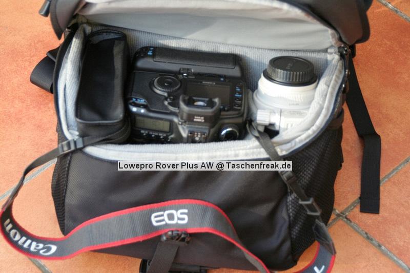 Lowepro Rover Plus AW\n\nFoto von Joachim Lehmann - VIELEN DANK FR DEIN MAIL!\n\nKommentar des Nutzers:\n\nIch habe eine Foto/Daypack Kombi mit groem Staufach und ohne (!) Laptop-Fach gesucht.\n \nDer Lowepro Rover Plus AW fasst:\n \n5D mit BG und 24-105 mit angesetzter Geli\n70-200/2,8 IS mit umgedrehter Geli oder 70-300 IS mit umgedrehter Geli\nzustzlich 2 normale Objektive, hier das 17-40 und das Tokina 100 Makro\nein Blitzgert, hier das 420EX\n \nAuerdem sollte ein Stativ (Benro C-297n6 mit Kopf) sicher zu befestigen sein. Hinter der herausziehbaren Stativhalterung befindet sich ein Fach fr eine 1,5L Flasche, aber dann geht das Fach nicht mehr zu. Kleinere Flaschen sind kein Problem.\n \nDer Rover Plus hat keine der typischen Kleinteile-Fcher fr CF-Cards, Akkus etc., was ich aber nicht vermisse, da ich fr dieses Zeug eh besondere Etuis habe. Das Daypack ist das Grte, was ich bisher an solchen Ruckscken gesehen habe. Die Abtrennung zwischen Fotoabteil und Daypack und das Fototeil selbst knnen herausgenommen werden, dann hat man einen normalen groen Wanderrucksack. Der Zugriff auf das Fotofach geht nicht so leicht wie beim Tamrac Adventure 9, dafr kommt aber niemand sonst im Gedrngel an die Ausrstung.\n \nEs gibt noch 2 kleine Seitentaschen, 2 Netztaschen und ein Regencover auf dem Rucksackboden. Der Tragekomfort ist gut und sehr variabel einstellbar, aber man merkt irgendwann schon das Gewicht.