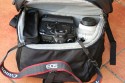 Lowepro Rover Plus AW\n\nFoto von Joachim Lehmann - VIELEN DANK FR DEIN MAIL!\n\nKommentar des Nutzers:\n\nIch habe eine Foto/Daypack Kombi mit groem Staufach und ohne (!) Laptop-Fach gesucht.\n \nDer Lowepro Rover Plus AW fasst:\n \n5D mit BG und 24-105 mit angesetzter Geli\n70-200/2,8 IS mit umgedrehter Geli oder 70-300 IS mit umgedrehter Geli\nzustzlich 2 normale Objektive, hier das 17-40 und das Tokina 100 Makro\nein Blitzgert, hier das 420EX\n \nAuerdem sollte ein Stativ (Benro C-297n6 mit Kopf) sicher zu befestigen sein. Hinter der herausziehbaren Stativhalterung befindet sich ein Fach fr eine 1,5L Flasche, aber dann geht das Fach nicht mehr zu. Kleinere Flaschen sind kein Problem.\n \nDer Rover Plus hat keine der typischen Kleinteile-Fcher fr CF-Cards, Akkus etc., was ich aber nicht vermisse, da ich fr dieses Zeug eh besondere Etuis habe. Das Daypack ist das Grte, was ich bisher an solchen Ruckscken gesehen habe. Die Abtrennung zwischen Fotoabteil und Daypack und das Fototeil selbst knnen herausgenommen werden, dann hat man einen normalen groen Wanderrucksack. Der Zugriff auf das Fotofach geht nicht so leicht wie beim Tamrac Adventure 9, dafr kommt aber niemand sonst im Gedrngel an die Ausrstung.\n \nEs gibt noch 2 kleine Seitentaschen, 2 Netztaschen und ein Regencover auf dem Rucksackboden. Der Tragekomfort ist gut und sehr variabel einstellbar, aber man merkt irgendwann schon das Gewicht.