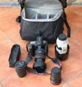 Lowepro Rover Plus AW\n\nFoto von Joachim Lehmann - VIELEN DANK FR DEIN MAIL!\n\nKommentar des Nutzers:\n\nIch habe eine Foto/Daypack Kombi mit groem Staufach und ohne (!) Laptop-Fach gesucht.\n \nDer Lowepro Rover Plus AW fasst:\n \n5D mit BG und 24-105 mit angesetzter Geli\n70-200/2,8 IS mit umgedrehter Geli oder 70-300 IS mit umgedrehter Geli\nzustzlich 2 normale Objektive, hier das 17-40 und das Tokina 100 Makro\nein Blitzgert, hier das 420EX\n \nAuerdem sollte ein Stativ (Benro C-297n6 mit Kopf) sicher zu befestigen sein. Hinter der herausziehbaren Stativhalterung befindet sich ein Fach fr eine 1,5L Flasche, aber dann geht das Fach nicht mehr zu. Kleinere Flaschen sind kein Problem.\n \nDer Rover Plus hat keine der typischen Kleinteile-Fcher fr CF-Cards, Akkus etc., was ich aber nicht vermisse, da ich fr dieses Zeug eh besondere Etuis habe. Das Daypack ist das Grte, was ich bisher an solchen Ruckscken gesehen habe. Die Abtrennung zwischen Fotoabteil und Daypack und das Fototeil selbst knnen herausgenommen werden, dann hat man einen normalen groen Wanderrucksack. Der Zugriff auf das Fotofach geht nicht so leicht wie beim Tamrac Adventure 9, dafr kommt aber niemand sonst im Gedrngel an die Ausrstung.\n \nEs gibt noch 2 kleine Seitentaschen, 2 Netztaschen und ein Regencover auf dem Rucksackboden. Der Tragekomfort ist gut und sehr variabel einstellbar, aber man merkt irgendwann schon das Gewicht.
