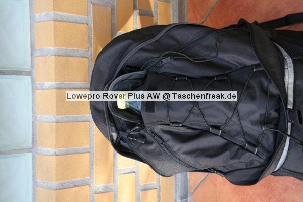 Lowepro Rover Plus AW\n\nFoto von Joachim Lehmann - VIELEN DANK FR DEIN MAIL!\n\nKommentar des Nutzers:\n\nIch habe eine Foto/Daypack Kombi mit groem Staufach und ohne (!) Laptop-Fach gesucht.\n \nDer Lowepro Rover Plus AW fasst:\n \n5D mit BG und 24-105 mit angesetzter Geli\n70-200/2,8 IS mit umgedrehter Geli oder 70-300 IS mit umgedrehter Geli\nzustzlich 2 normale Objektive, hier das 17-40 und das Tokina 100 Makro\nein Blitzgert, hier das 420EX\n \nAuerdem sollte ein Stativ (Benro C-297n6 mit Kopf) sicher zu befestigen sein. Hinter der herausziehbaren Stativhalterung befindet sich ein Fach fr eine 1,5L Flasche, aber dann geht das Fach nicht mehr zu. Kleinere Flaschen sind kein Problem.\n \nDer Rover Plus hat keine der typischen Kleinteile-Fcher fr CF-Cards, Akkus etc., was ich aber nicht vermisse, da ich fr dieses Zeug eh besondere Etuis habe. Das Daypack ist das Grte, was ich bisher an solchen Ruckscken gesehen habe. Die Abtrennung zwischen Fotoabteil und Daypack und das Fototeil selbst knnen herausgenommen werden, dann hat man einen normalen groen Wanderrucksack. Der Zugriff auf das Fotofach geht nicht so leicht wie beim Tamrac Adventure 9, dafr kommt aber niemand sonst im Gedrngel an die Ausrstung.\n \nEs gibt noch 2 kleine Seitentaschen, 2 Netztaschen und ein Regencover auf dem Rucksackboden. Der Tragekomfort ist gut und sehr variabel einstellbar, aber man merkt irgendwann schon das Gewicht.