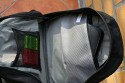 Lowepro Rover Plus AW\n\nFoto von Joachim Lehmann - VIELEN DANK FR DEIN MAIL!\n\nKommentar des Nutzers:\n\nIch habe eine Foto/Daypack Kombi mit groem Staufach und ohne (!) Laptop-Fach gesucht.\n \nDer Lowepro Rover Plus AW fasst:\n \n5D mit BG und 24-105 mit angesetzter Geli\n70-200/2,8 IS mit umgedrehter Geli oder 70-300 IS mit umgedrehter Geli\nzustzlich 2 normale Objektive, hier das 17-40 und das Tokina 100 Makro\nein Blitzgert, hier das 420EX\n \nAuerdem sollte ein Stativ (Benro C-297n6 mit Kopf) sicher zu befestigen sein. Hinter der herausziehbaren Stativhalterung befindet sich ein Fach fr eine 1,5L Flasche, aber dann geht das Fach nicht mehr zu. Kleinere Flaschen sind kein Problem.\n \nDer Rover Plus hat keine der typischen Kleinteile-Fcher fr CF-Cards, Akkus etc., was ich aber nicht vermisse, da ich fr dieses Zeug eh besondere Etuis habe. Das Daypack ist das Grte, was ich bisher an solchen Ruckscken gesehen habe. Die Abtrennung zwischen Fotoabteil und Daypack und das Fototeil selbst knnen herausgenommen werden, dann hat man einen normalen groen Wanderrucksack. Der Zugriff auf das Fotofach geht nicht so leicht wie beim Tamrac Adventure 9, dafr kommt aber niemand sonst im Gedrngel an die Ausrstung.\n \nEs gibt noch 2 kleine Seitentaschen, 2 Netztaschen und ein Regencover auf dem Rucksackboden. Der Tragekomfort ist gut und sehr variabel einstellbar, aber man merkt irgendwann schon das Gewicht.