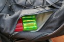 Lowepro Rover Plus AW\n\nFoto von Joachim Lehmann - VIELEN DANK FR DEIN MAIL!\n\nKommentar des Nutzers:\n\nIch habe eine Foto/Daypack Kombi mit groem Staufach und ohne (!) Laptop-Fach gesucht.\n \nDer Lowepro Rover Plus AW fasst:\n \n5D mit BG und 24-105 mit angesetzter Geli\n70-200/2,8 IS mit umgedrehter Geli oder 70-300 IS mit umgedrehter Geli\nzustzlich 2 normale Objektive, hier das 17-40 und das Tokina 100 Makro\nein Blitzgert, hier das 420EX\n \nAuerdem sollte ein Stativ (Benro C-297n6 mit Kopf) sicher zu befestigen sein. Hinter der herausziehbaren Stativhalterung befindet sich ein Fach fr eine 1,5L Flasche, aber dann geht das Fach nicht mehr zu. Kleinere Flaschen sind kein Problem.\n \nDer Rover Plus hat keine der typischen Kleinteile-Fcher fr CF-Cards, Akkus etc., was ich aber nicht vermisse, da ich fr dieses Zeug eh besondere Etuis habe. Das Daypack ist das Grte, was ich bisher an solchen Ruckscken gesehen habe. Die Abtrennung zwischen Fotoabteil und Daypack und das Fototeil selbst knnen herausgenommen werden, dann hat man einen normalen groen Wanderrucksack. Der Zugriff auf das Fotofach geht nicht so leicht wie beim Tamrac Adventure 9, dafr kommt aber niemand sonst im Gedrngel an die Ausrstung.\n \nEs gibt noch 2 kleine Seitentaschen, 2 Netztaschen und ein Regencover auf dem Rucksackboden. Der Tragekomfort ist gut und sehr variabel einstellbar, aber man merkt irgendwann schon das Gewicht.